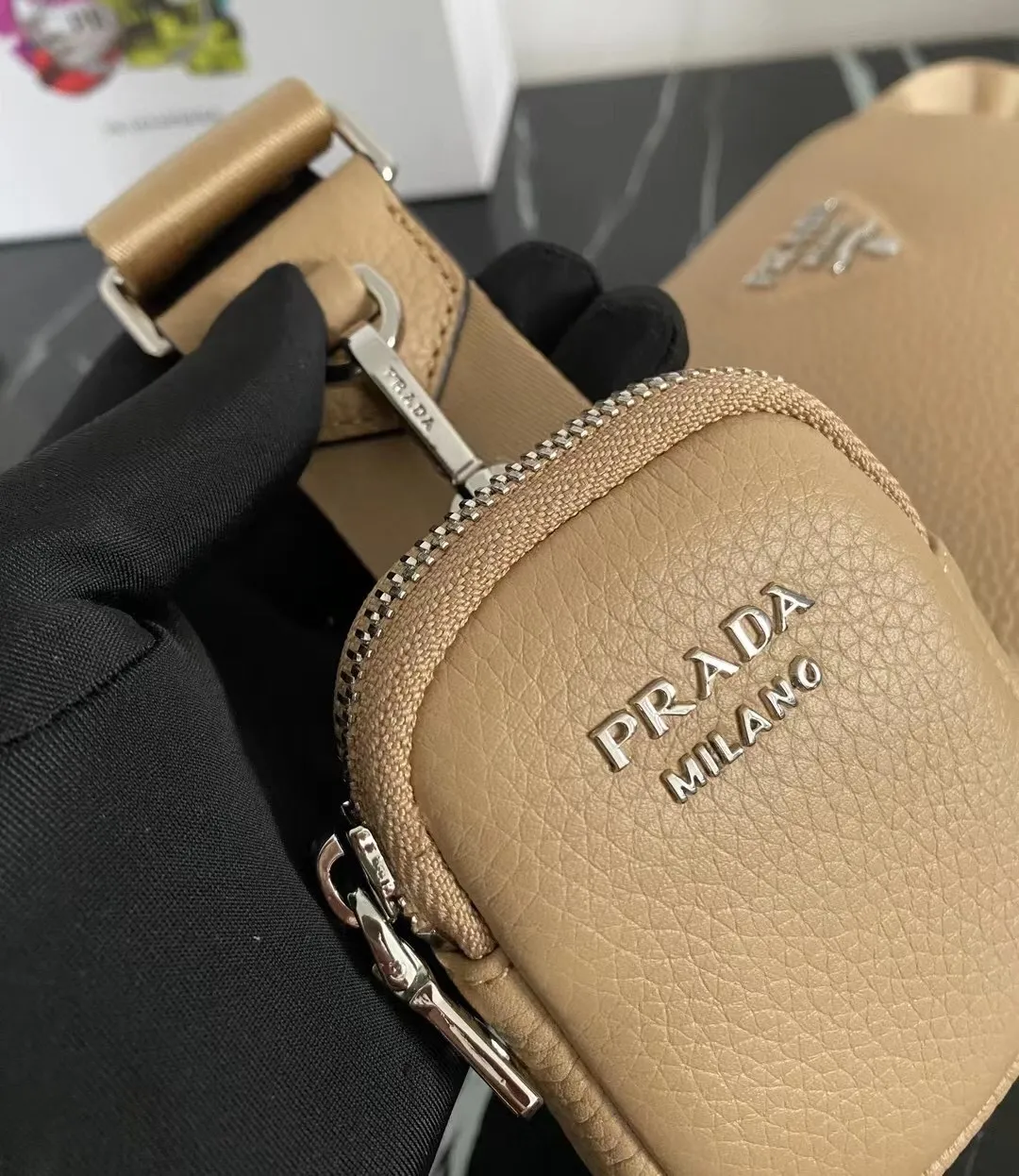 P1160¥ [Top original order] 🎉New camera crossbody bag🎉1BH182 has arrived🎉🎉This crossbody bag is made of imported deerskin grain cowhide and equipped with an adjustable long shoulder strap. My favorite It’s a small bag on the shoulder strap😘It’s perfect😘, it has a large capacity, is simple and elegant, and feels super soft🎉Hurry up and get it🎉Dimensions: length 22x height 14.5x bottom 8cm🎉🎉🎉👏👏👏!