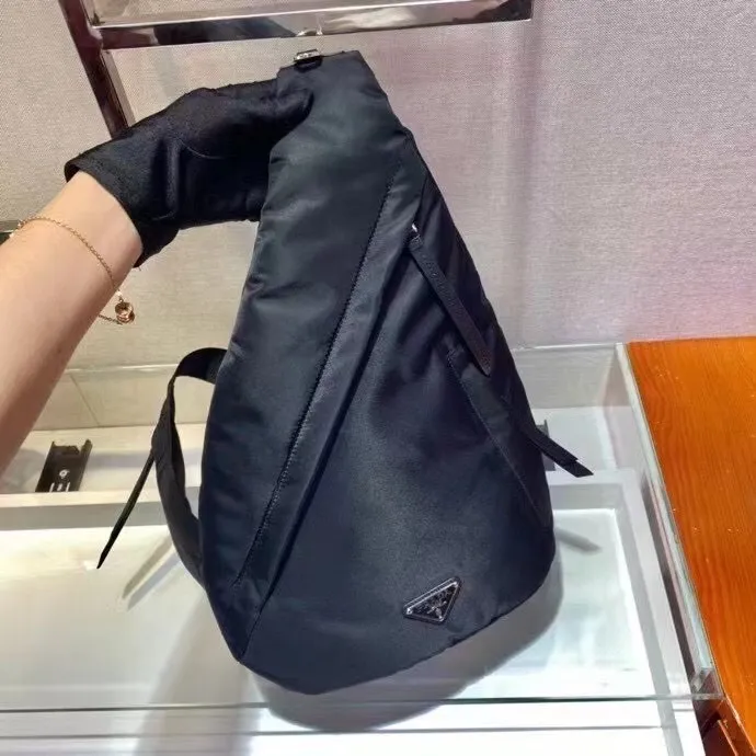 P640¥🎉New chest bag🎉2VZ092🎉🎉The new autumn and winter handbags for men and women advocate fashionable and simple lines. The style of the bag is somewhere between a backpack and a shoulder bag, demonstrating a mixed design style. The adjustable woven nylon shoulder strap with side release buckle highlights functionality, and the signature enameled metal triangle logo highlights the brand's style. Simple and elegant, the upper body effect is very cool😎, if you like it, hurry up and get it🎉🎉Length 26.5x Height 37.5