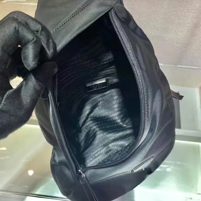 P640¥🎉New chest bag🎉2VZ092🎉🎉The new autumn and winter handbags for men and women advocate fashionable and simple lines. The style of the bag is somewhere between a backpack and a shoulder bag, demonstrating a mixed design style. The adjustable woven nylon shoulder strap with side release buckle highlights functionality, and the signature enameled metal triangle logo highlights the brand's style. Simple and elegant, the upper body effect is very cool😎, if you like it, hurry up and get it🎉🎉Length 26.5x Height 37.5