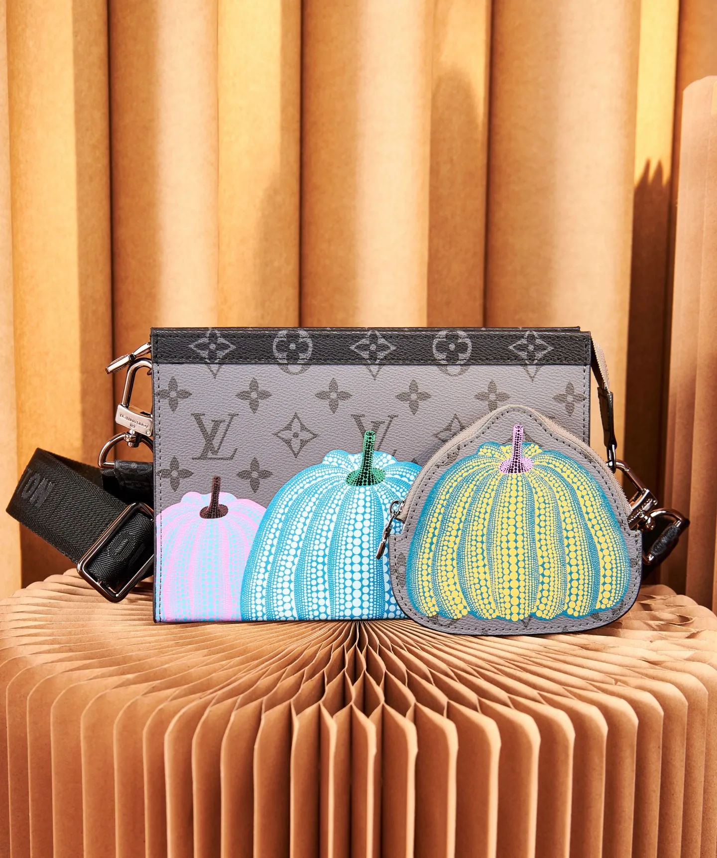 P¥620, [Top original order, all-steel hardware] Really developed details M81972 pumpkin silk screen, dual-purpose hand bag and crossbody bag, pumpkin series men's bag two-piece set series LV x YK GASTON mini handbag LV x YK Gaston mini handbag steps into the pumpkin fantasy of the Louis Vuitton x Yayoi Kusama collaboration series. Monogram Eclipse Reverse canvas highlights the artist's classic imagery, and the detachable pumpkin-shaped coin purse allows for contactless payment. Detailed features22 x 14.5 x 4.5 cm