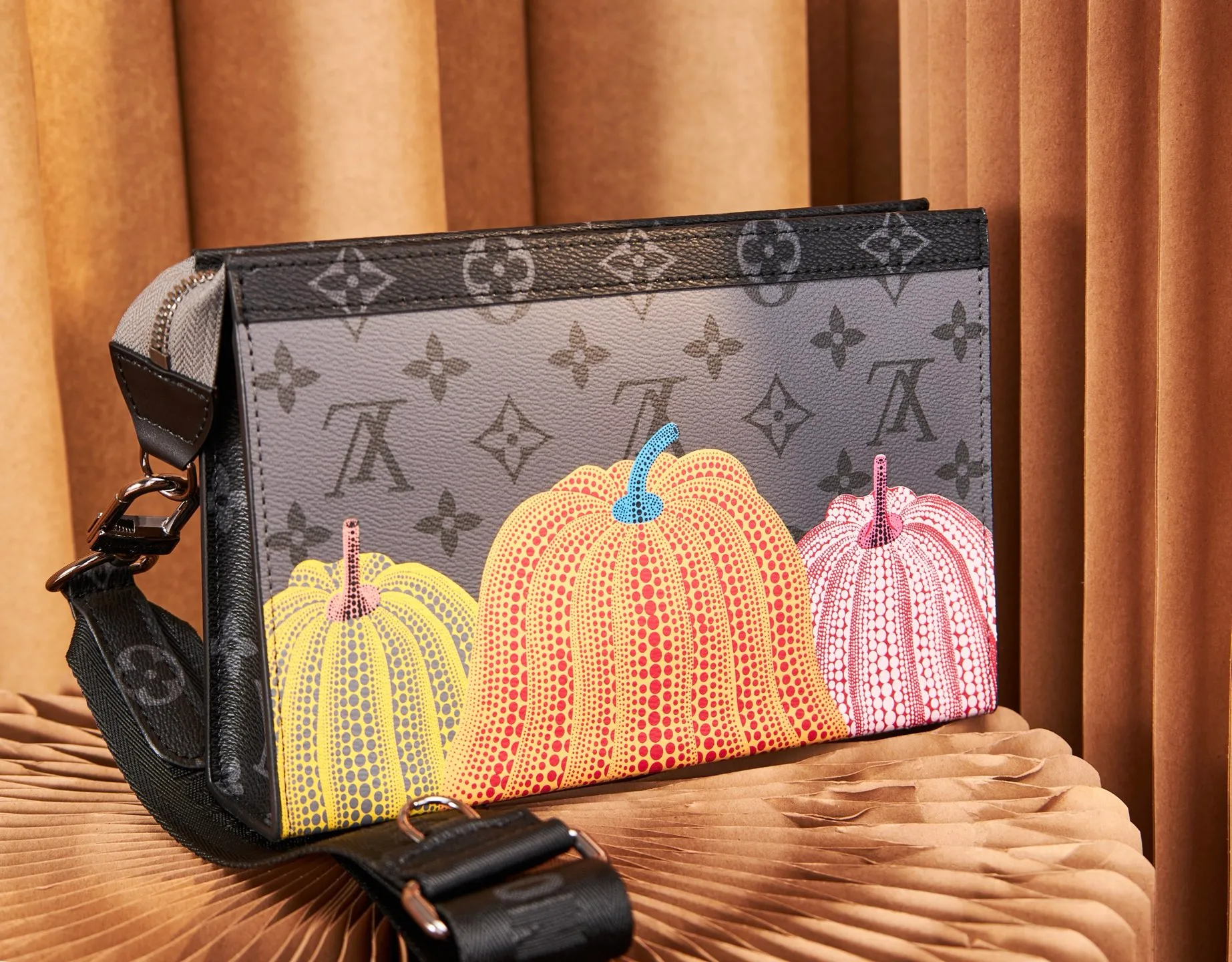 P¥620, [Top original order, all-steel hardware] Really developed details M81972 pumpkin silk screen, dual-purpose hand bag and crossbody bag, pumpkin series men's bag two-piece set series LV x YK GASTON mini handbag LV x YK Gaston mini handbag steps into the pumpkin fantasy of the Louis Vuitton x Yayoi Kusama collaboration series. Monogram Eclipse Reverse canvas highlights the artist's classic imagery, and the detachable pumpkin-shaped coin purse allows for contactless payment. Detailed features22 x 14.5 x 4.5 cm