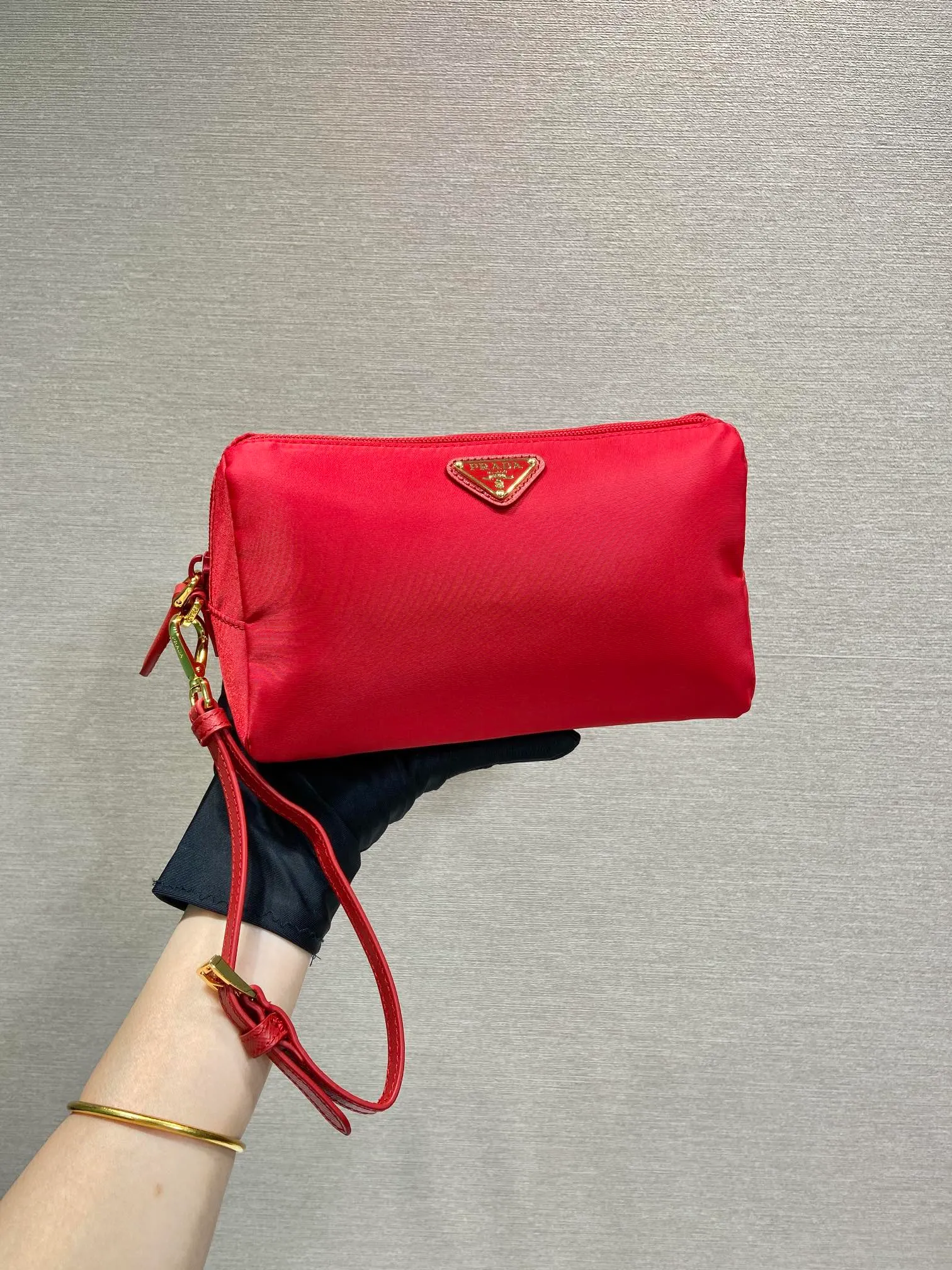 💰560🎉New handbag🎉1NS693 new color🎉🎉 This handbag is made of imported nylon fabric. The white triangle logo embellishes simple lines. The bag opens to reveal a zippered inner pocket. Detachable leather wristband, suitable for both men and women, lightweight and practical, and a popular style that will never go out of style🎉🎉 Length 20x Height 11.5x Base 9cm🎉🎉🎉👏👏👏