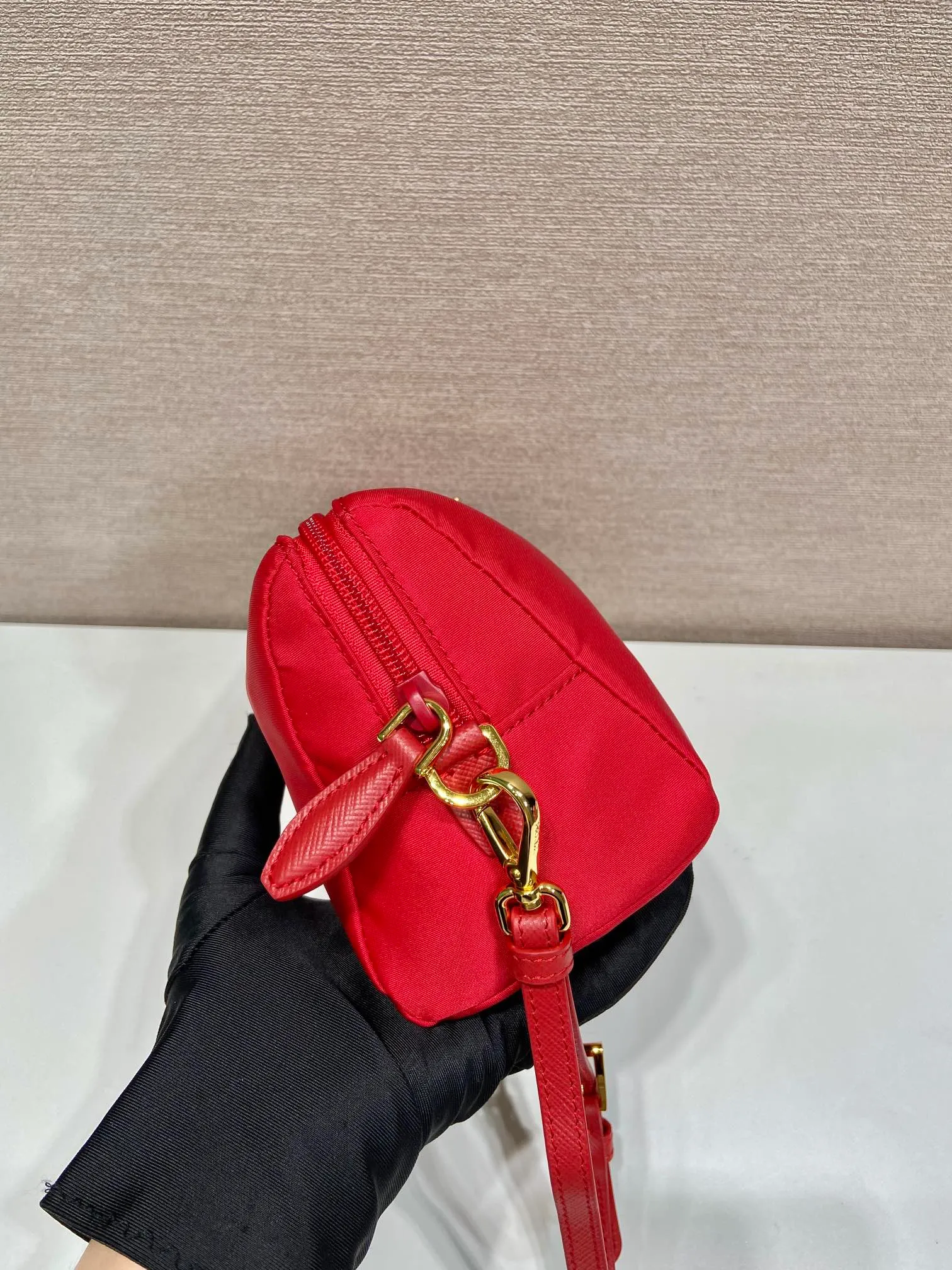 💰560🎉New handbag🎉1NS693 new color🎉🎉 This handbag is made of imported nylon fabric. The white triangle logo embellishes simple lines. The bag opens to reveal a zippered inner pocket. Detachable leather wristband, suitable for both men and women, lightweight and practical, and a popular style that will never go out of style🎉🎉 Length 20x Height 11.5x Base 9cm🎉🎉🎉👏👏👏