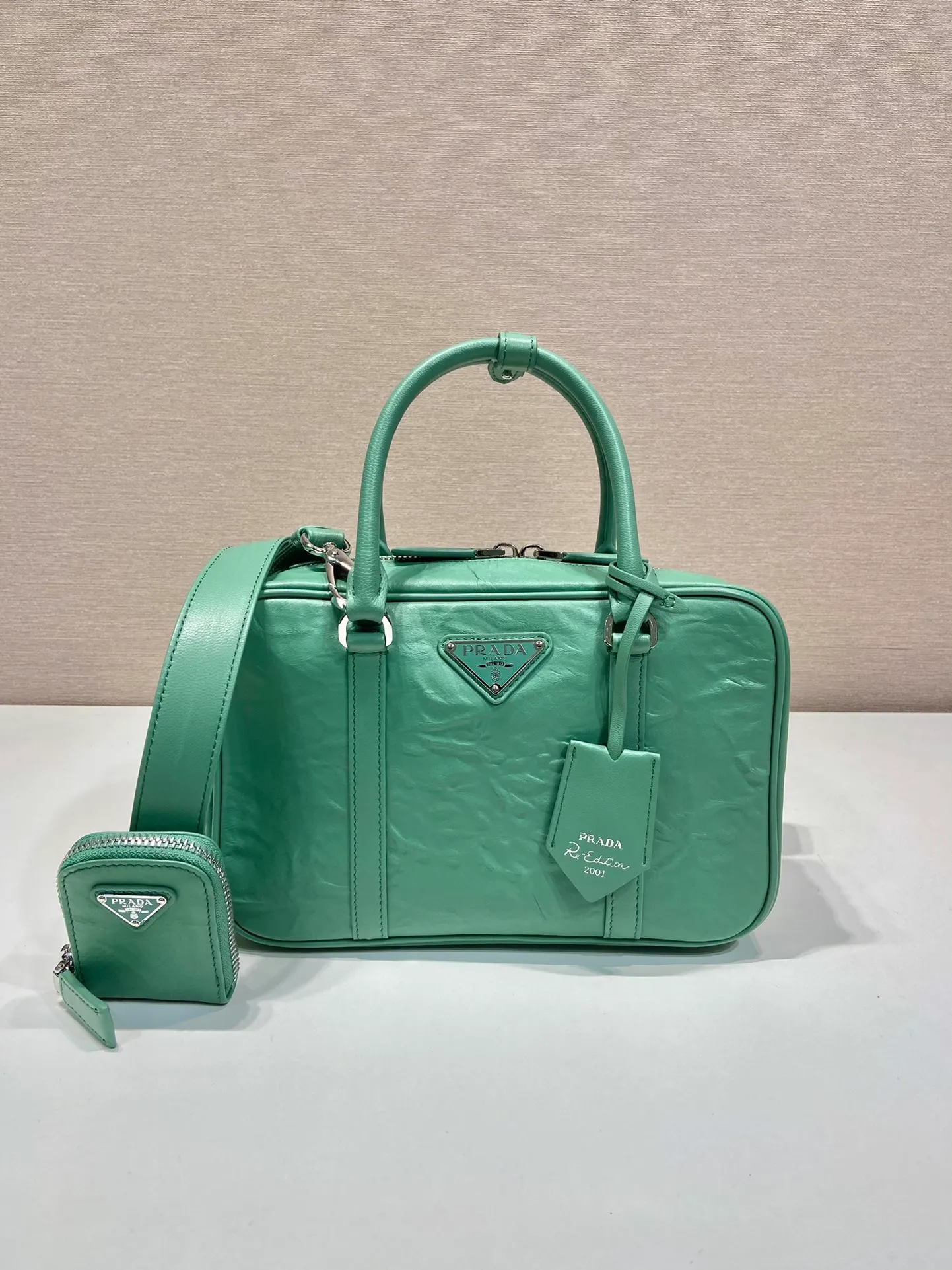 💰1800🎉New Boston🎉1BB092 catwalk model🎉🎉 This casual and classic handbag is made of soft sheep leather inside and outside. The hand-made pleat effect is particularly fashionable. It is equipped with a detachable long shoulder strap and a small coin purse with large capacity. It was also unveiled in the 2023 spring and summer series fashion show. The upper body effect must be eye-catching. Baby, hurry up and get it🎉🎉 Length 24x Height 15.5x Bottom 7cm