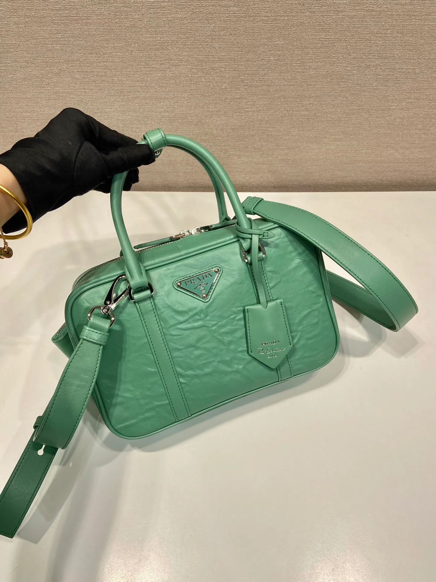 💰1800🎉New Boston🎉1BB092 catwalk model🎉🎉 This casual and classic handbag is made of soft sheep leather inside and outside. The hand-made pleat effect is particularly fashionable. It is equipped with a detachable long shoulder strap and a small coin purse with large capacity. It was also unveiled in the 2023 spring and summer series fashion show. The upper body effect must be eye-catching. Baby, hurry up and get it🎉🎉 Length 24x Height 15.5x Bottom 7cm