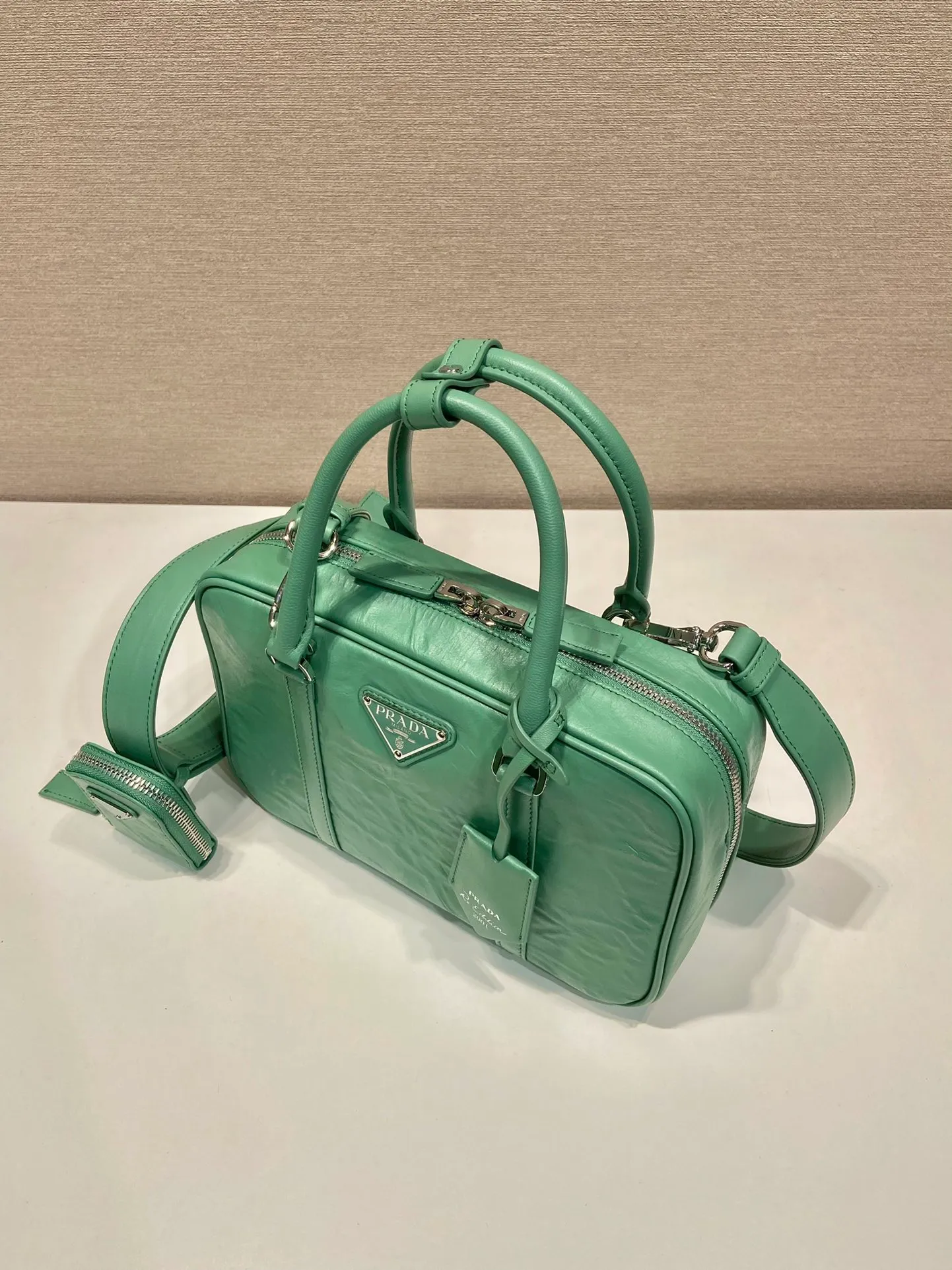 💰1800🎉New Boston🎉1BB092 catwalk model🎉🎉 This casual and classic handbag is made of soft sheep leather inside and outside. The hand-made pleat effect is particularly fashionable. It is equipped with a detachable long shoulder strap and a small coin purse with large capacity. It was also unveiled in the 2023 spring and summer series fashion show. The upper body effect must be eye-catching. Baby, hurry up and get it🎉🎉 Length 24x Height 15.5x Bottom 7cm