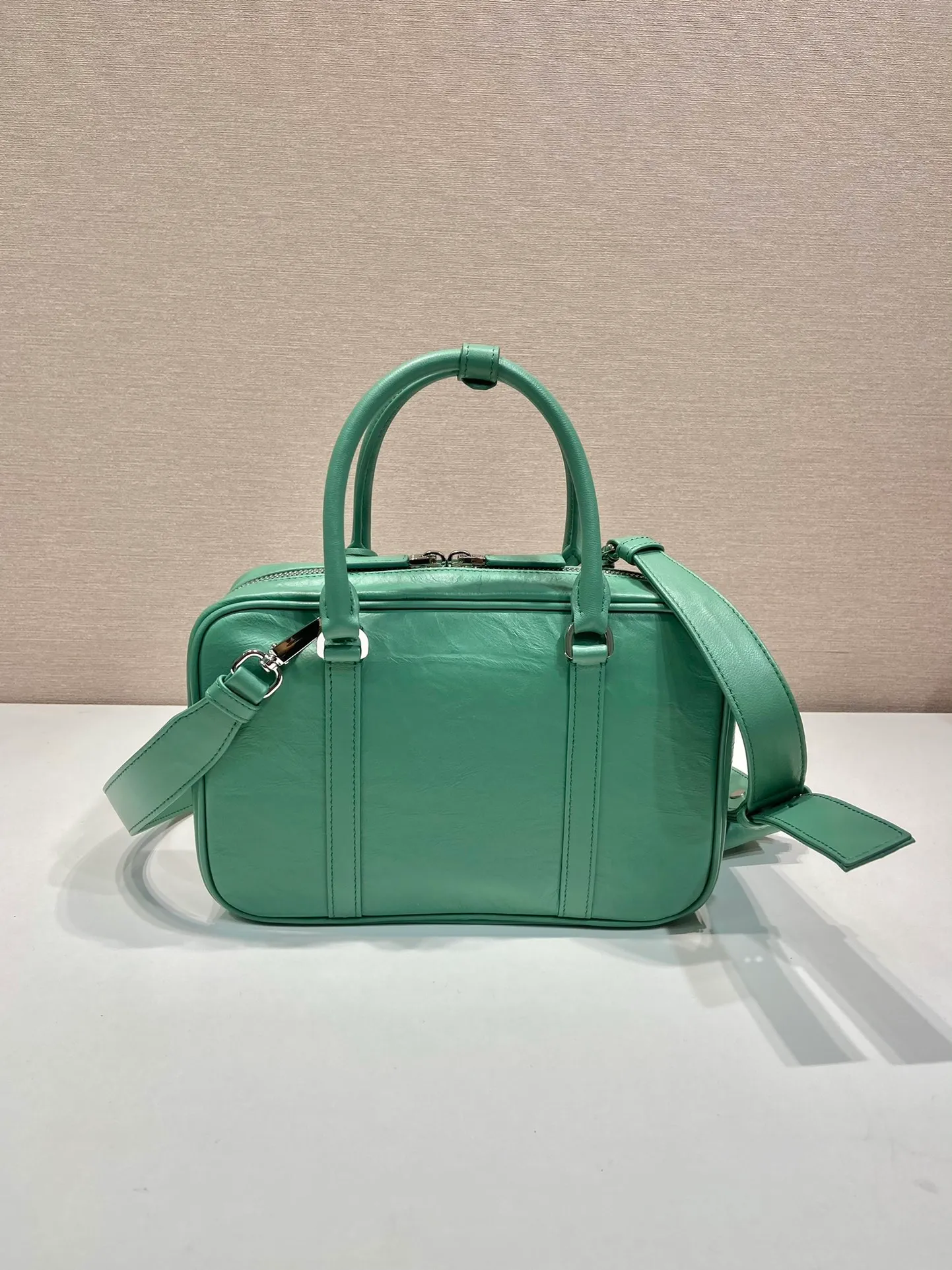 💰1800🎉New Boston🎉1BB092 catwalk model🎉🎉 This casual and classic handbag is made of soft sheep leather inside and outside. The hand-made pleat effect is particularly fashionable. It is equipped with a detachable long shoulder strap and a small coin purse with large capacity. It was also unveiled in the 2023 spring and summer series fashion show. The upper body effect must be eye-catching. Baby, hurry up and get it🎉🎉 Length 24x Height 15.5x Bottom 7cm
