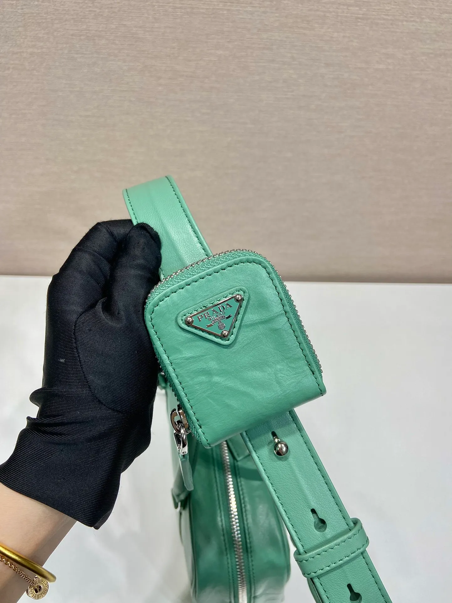 💰1800🎉New Boston🎉1BB092 catwalk model🎉🎉 This casual and classic handbag is made of soft sheep leather inside and outside. The hand-made pleat effect is particularly fashionable. It is equipped with a detachable long shoulder strap and a small coin purse with large capacity. It was also unveiled in the 2023 spring and summer series fashion show. The upper body effect must be eye-catching. Baby, hurry up and get it🎉🎉 Length 24x Height 15.5x Bottom 7cm