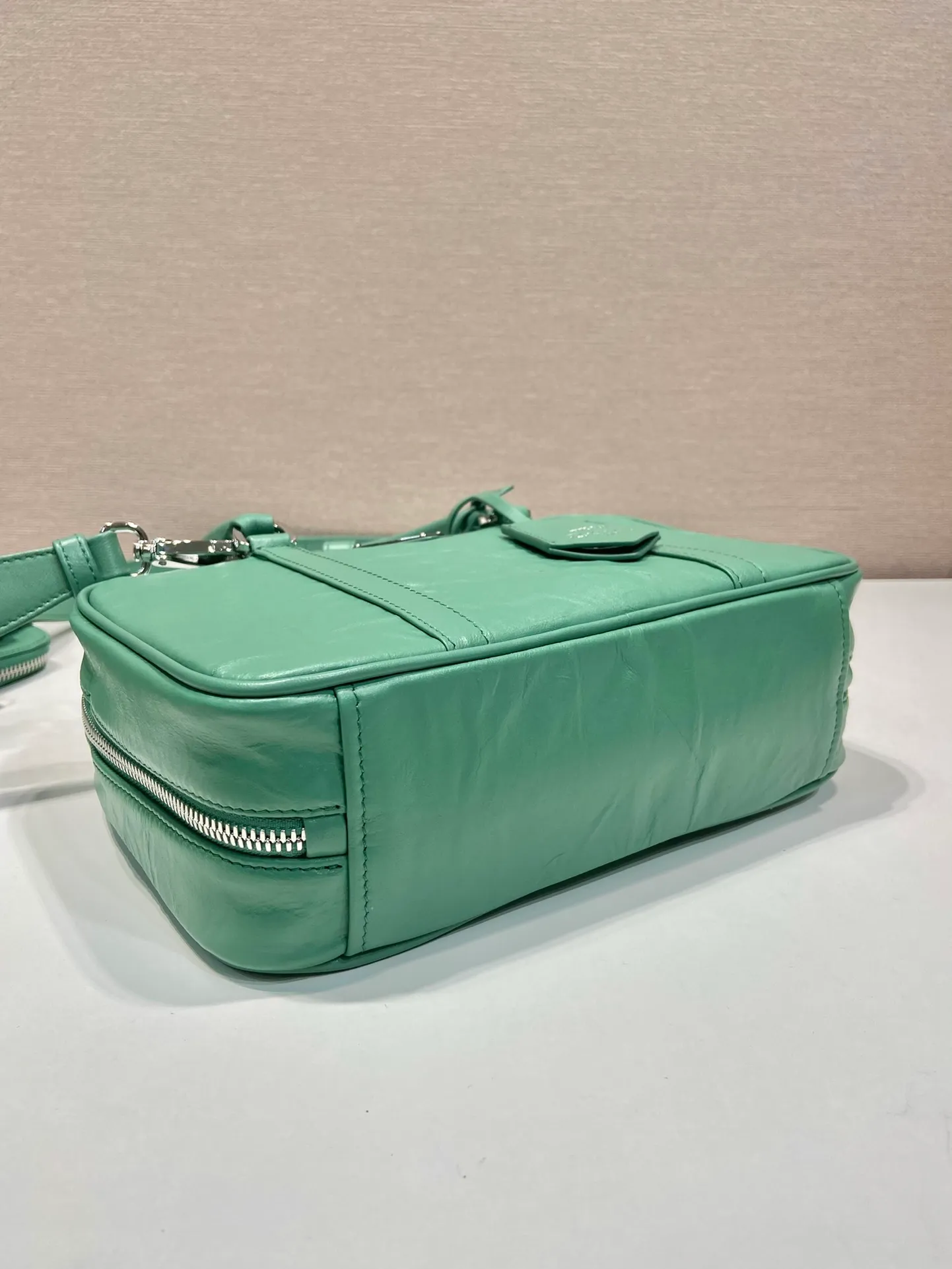 💰1800🎉New Boston🎉1BB092 catwalk model🎉🎉 This casual and classic handbag is made of soft sheep leather inside and outside. The hand-made pleat effect is particularly fashionable. It is equipped with a detachable long shoulder strap and a small coin purse with large capacity. It was also unveiled in the 2023 spring and summer series fashion show. The upper body effect must be eye-catching. Baby, hurry up and get it🎉🎉 Length 24x Height 15.5x Bottom 7cm