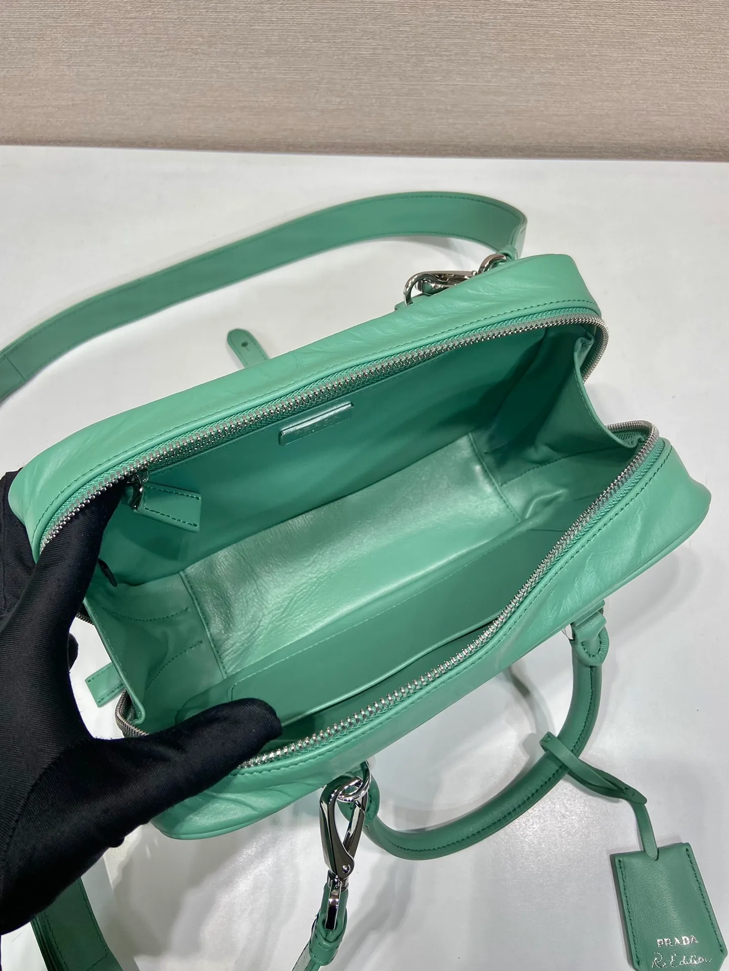 💰1800🎉New Boston🎉1BB092 catwalk model🎉🎉 This casual and classic handbag is made of soft sheep leather inside and outside. The hand-made pleat effect is particularly fashionable. It is equipped with a detachable long shoulder strap and a small coin purse with large capacity. It was also unveiled in the 2023 spring and summer series fashion show. The upper body effect must be eye-catching. Baby, hurry up and get it🎉🎉 Length 24x Height 15.5x Bottom 7cm