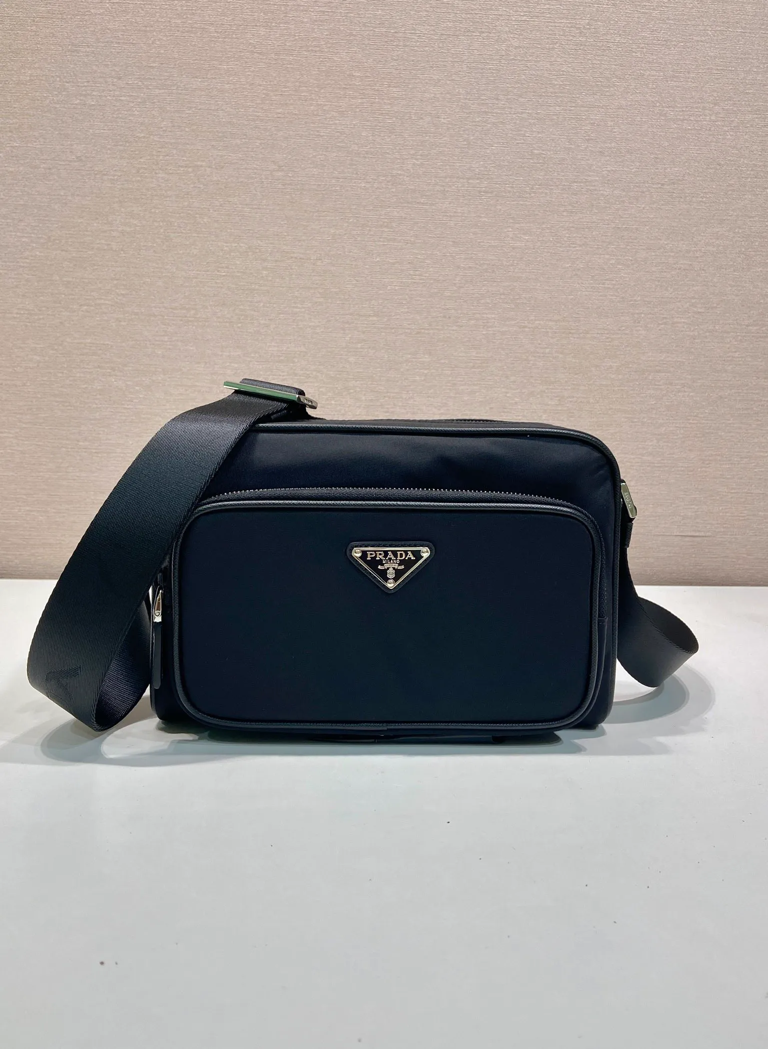 💰960🎉NEW🎉2VH190 Shoulder Bag🎉🎉 The sporty functionality of this shoulder bag is defined by clean lines and practical, modern details. The accessories are made of innovative Re-Nylon regenerated nylon material with Saffiano leather details, adding a unique and refined atmosphere. The versatile style combines iconic elements with an enameled metal triangle logo. It has a large space capacity and is a popular style that will never go out of style🎉🎉 Length 24x Height 15.5x Bottom 7cm🎉🎉🎉💰💰💰
