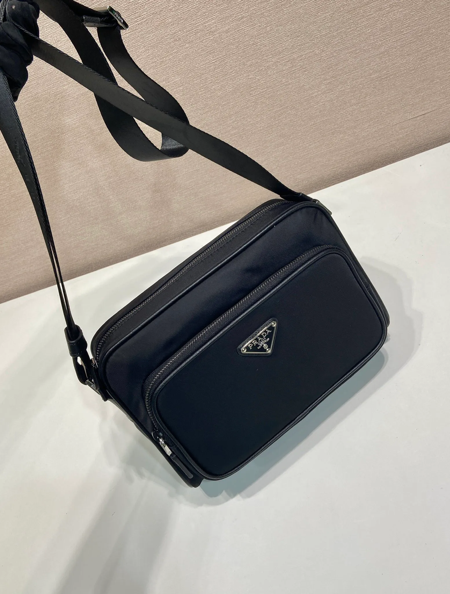 💰960🎉NEW🎉2VH190 Shoulder Bag🎉🎉 The sporty functionality of this shoulder bag is defined by clean lines and practical, modern details. The accessories are made of innovative Re-Nylon regenerated nylon material with Saffiano leather details, adding a unique and refined atmosphere. The versatile style combines iconic elements with an enameled metal triangle logo. It has a large space capacity and is a popular style that will never go out of style🎉🎉 Length 24x Height 15.5x Bottom 7cm🎉🎉🎉💰💰💰