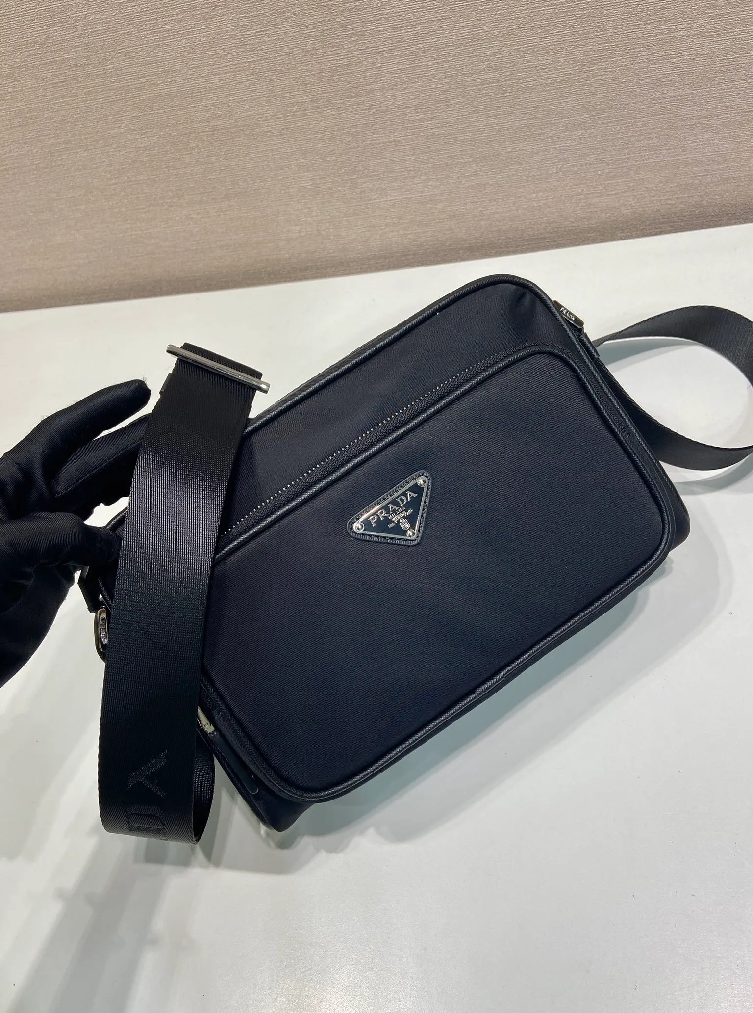 💰960🎉NEW🎉2VH190 Shoulder Bag🎉🎉 The sporty functionality of this shoulder bag is defined by clean lines and practical, modern details. The accessories are made of innovative Re-Nylon regenerated nylon material with Saffiano leather details, adding a unique and refined atmosphere. The versatile style combines iconic elements with an enameled metal triangle logo. It has a large space capacity and is a popular style that will never go out of style🎉🎉 Length 24x Height 15.5x Bottom 7cm🎉🎉🎉💰💰💰