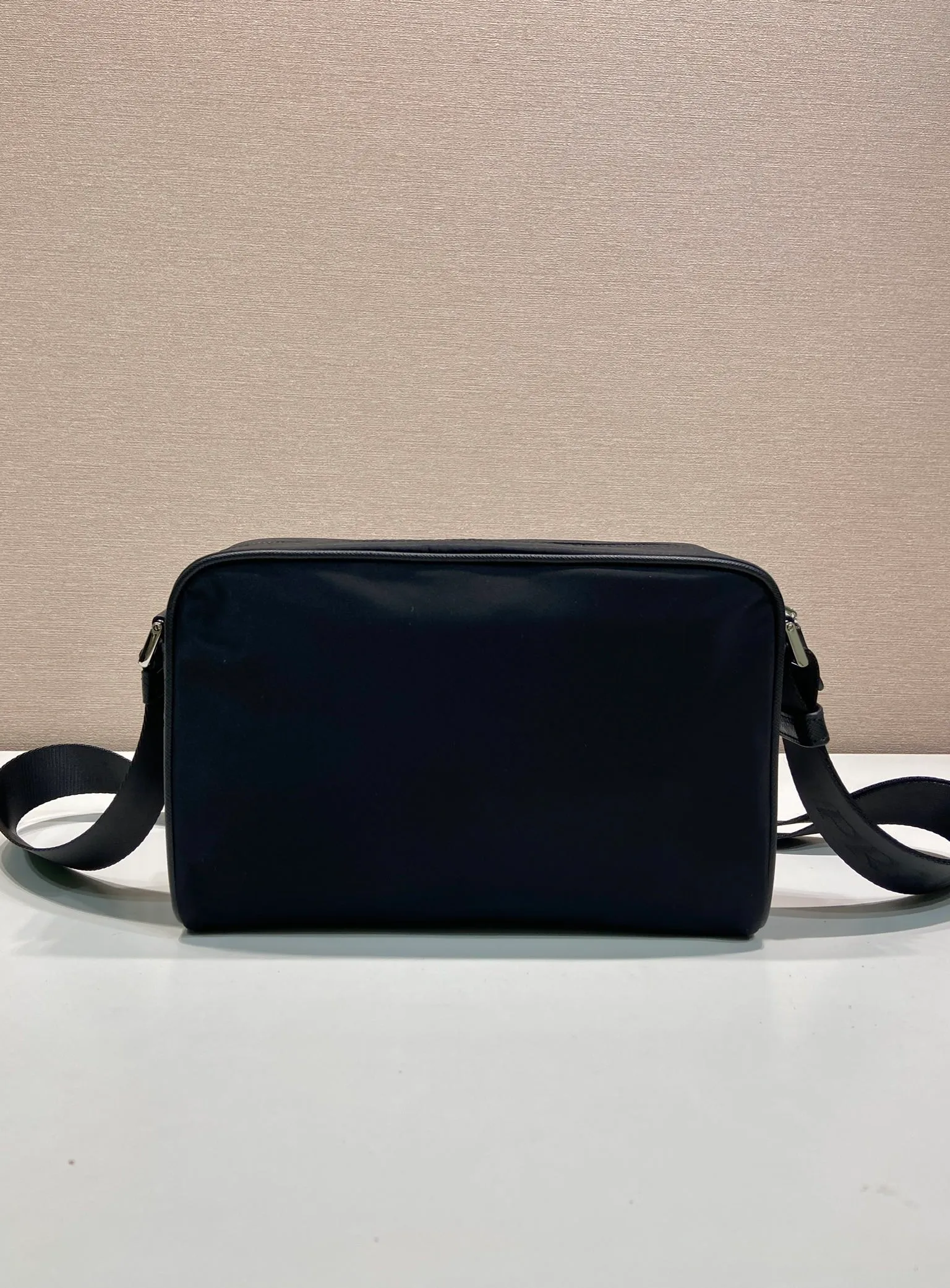 💰960🎉NEW🎉2VH190 Shoulder Bag🎉🎉 The sporty functionality of this shoulder bag is defined by clean lines and practical, modern details. The accessories are made of innovative Re-Nylon regenerated nylon material with Saffiano leather details, adding a unique and refined atmosphere. The versatile style combines iconic elements with an enameled metal triangle logo. It has a large space capacity and is a popular style that will never go out of style🎉🎉 Length 24x Height 15.5x Bottom 7cm🎉🎉🎉💰💰💰