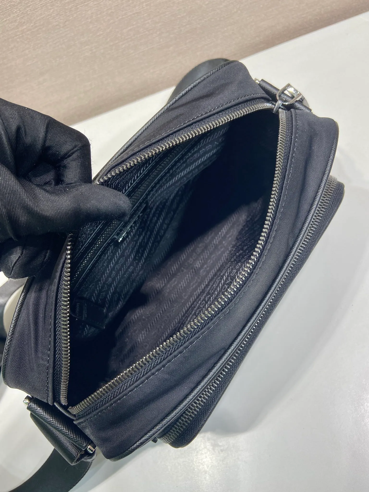 💰960🎉NEW🎉2VH190 Shoulder Bag🎉🎉 The sporty functionality of this shoulder bag is defined by clean lines and practical, modern details. The accessories are made of innovative Re-Nylon regenerated nylon material with Saffiano leather details, adding a unique and refined atmosphere. The versatile style combines iconic elements with an enameled metal triangle logo. It has a large space capacity and is a popular style that will never go out of style🎉🎉 Length 24x Height 15.5x Bottom 7cm🎉🎉🎉💰💰💰