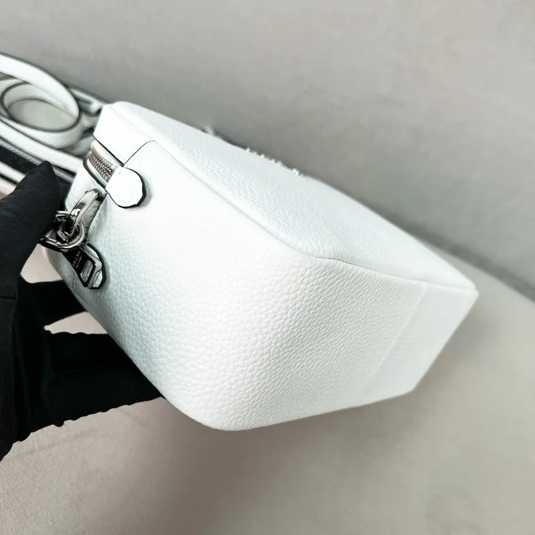 💰1700✨New product launch✨The latest pebbled shoulder bag with double zipper 1BH082 is carefully made of soft textured pebbled calfskin. The bag has a rounded and soft silhouette. Multi-functional detachable embroidered shoulder straps and leather shoulder straps. Double zipper compartments for more convenient storage. Outstanding and elegant style. Can be carried in hand, on one shoulder or crossbody. A handbag that perfectly blends classic heritage with the trend of the times. Fairy must-have white size 22*14.5*8.5cm