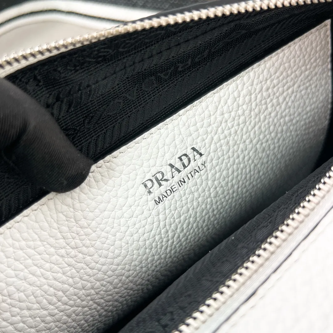 💰1700✨New product launch✨The latest pebbled shoulder bag with double zipper 1BH082 is carefully made of soft textured pebbled calfskin. The bag has a rounded and soft silhouette. Multi-functional detachable embroidered shoulder straps and leather shoulder straps. Double zipper compartments for more convenient storage. Outstanding and elegant style. Can be carried in hand, on one shoulder or crossbody. A handbag that perfectly blends classic heritage with the trend of the times. Fairy must-have white size 22*14.5*8.5cm