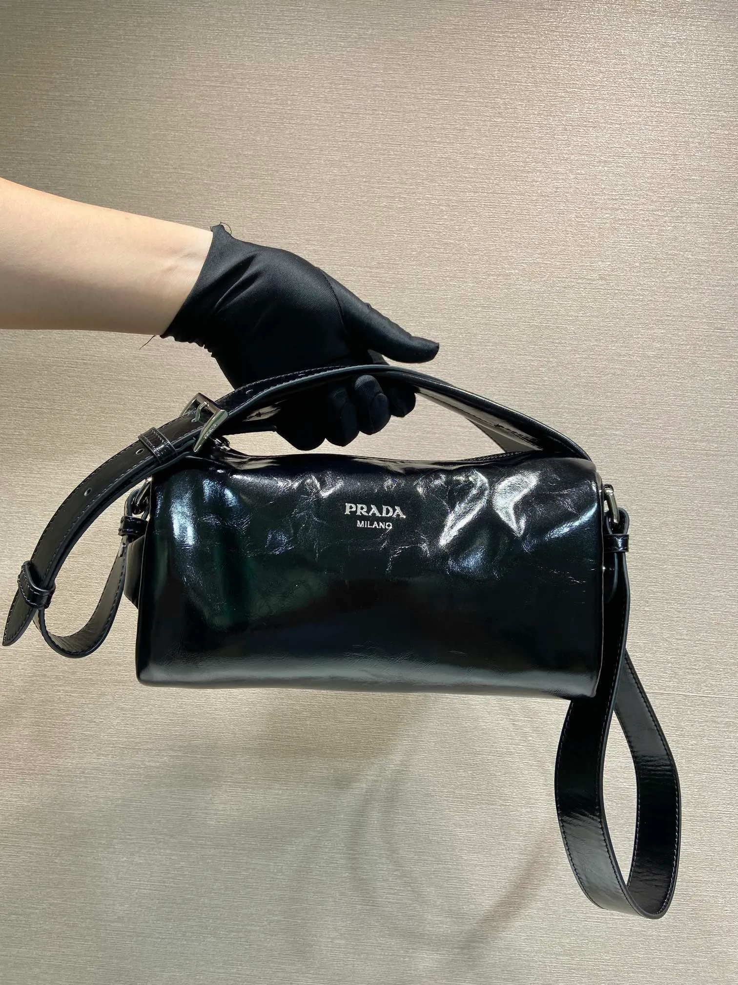 💰1360🎉New Boston🎉2VH188 waxed leather🎉🎉 This Boston handbag is fashionable and compact, and its design is inspired by retro designs and details. The waxed cowhide has an distressed effect, giving the accessory a soft and unique appearance, and is embellished with a metal letter logo. Equipped with a detachable long shoulder strap, it has large capacity and is lightweight and practical. Baby, hurry up and get it🎉🎉 Length 24x Height 11x Bottom 11cm🎉🎉🎉👏👏👏