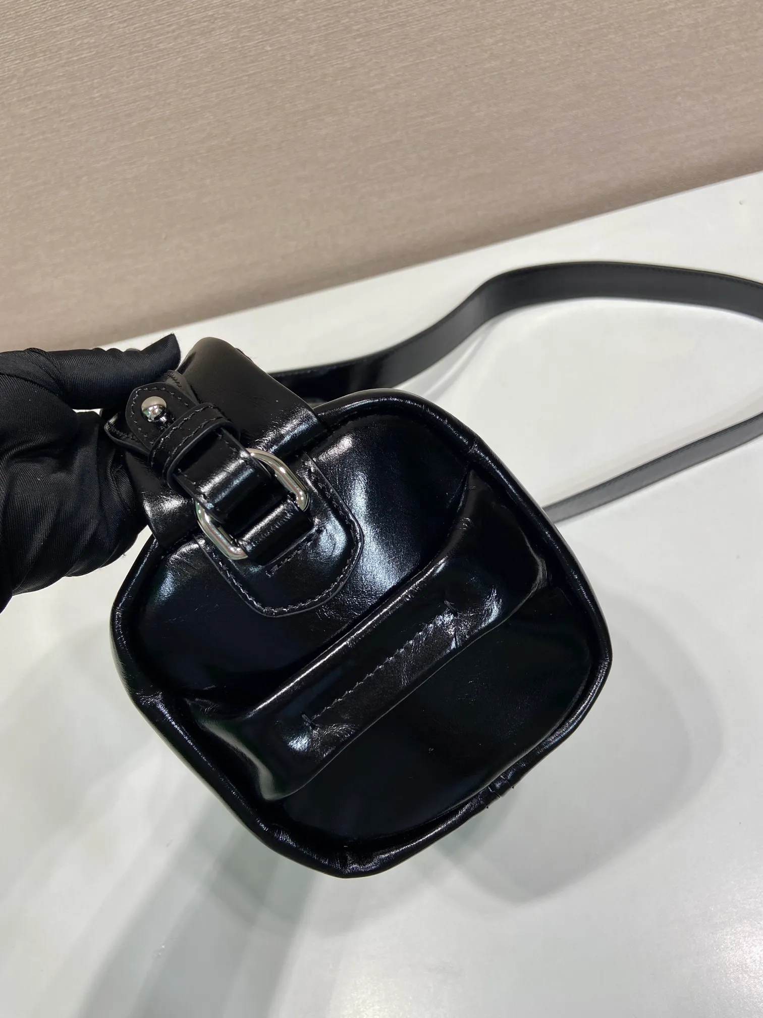 💰1360🎉New Boston🎉2VH188 waxed leather🎉🎉 This Boston handbag is fashionable and compact, and its design is inspired by retro designs and details. The waxed cowhide has an distressed effect, giving the accessory a soft and unique appearance, and is embellished with a metal letter logo. Equipped with a detachable long shoulder strap, it has large capacity and is lightweight and practical. Baby, hurry up and get it🎉🎉 Length 24x Height 11x Bottom 11cm🎉🎉🎉👏👏👏
