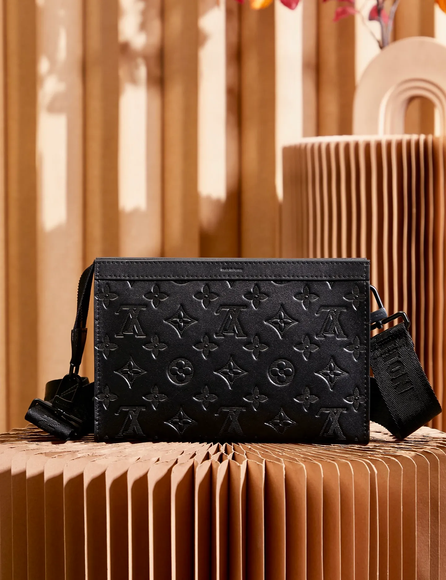 P¥620👉nfc dynamic chip version👈 [Top-level inspection-free all-steel hardware] Real development details Model M81124 embossed Gaston Wearable Wallet handbag was born out of the Pochette Voyage clutch. It is cut into a suitable size with Monogram Shadow leather and can accommodate mobile phones and other travel needs. The removable and adjustable shoulder strap features a removable card holder, ideal for holding contactless payment devices or transit cards. 81115 Dimensions: 22 x 14.5 x 4.5 cm