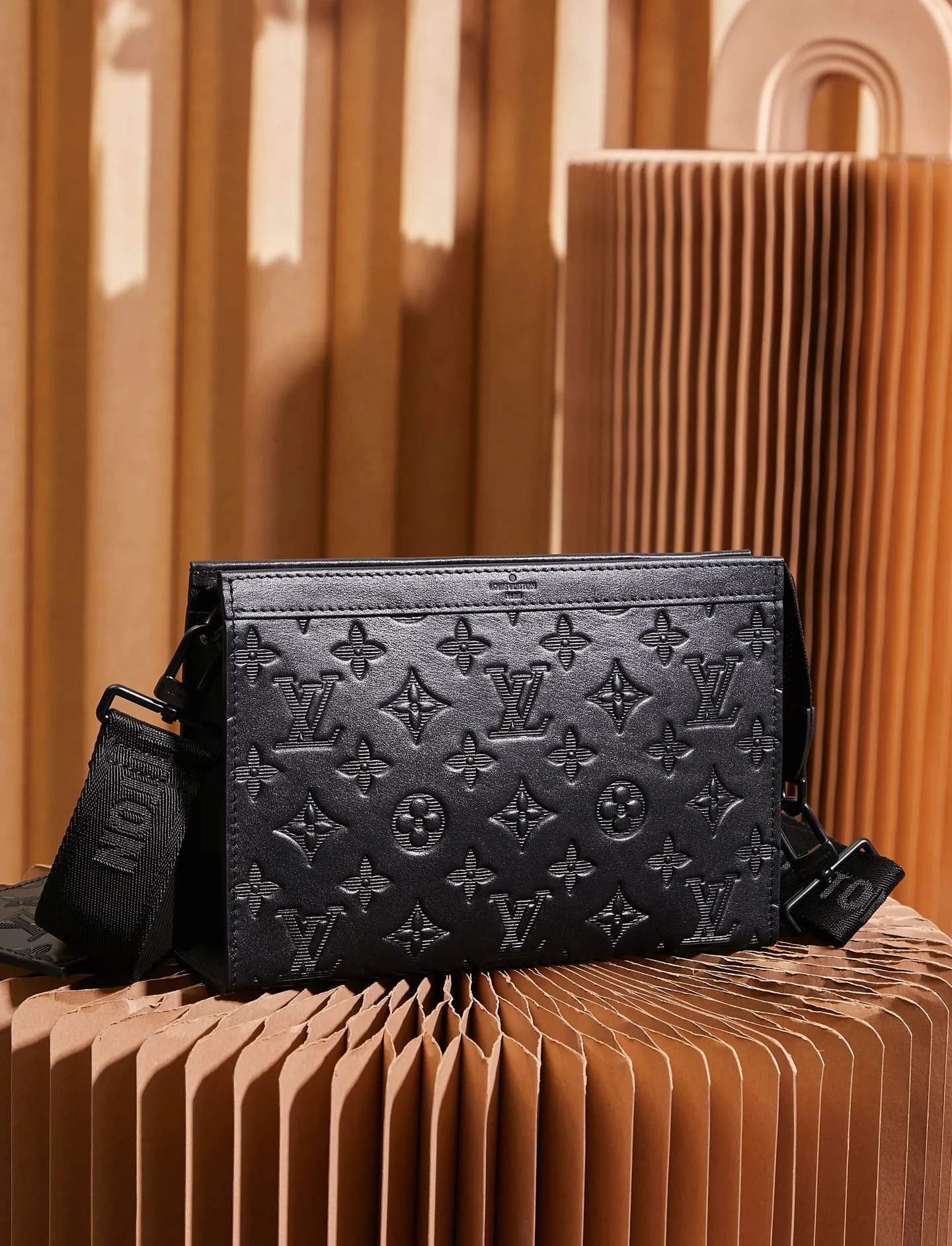 P¥620👉nfc dynamic chip version👈 [Top-level inspection-free all-steel hardware] Real development details Model M81124 embossed Gaston Wearable Wallet handbag was born out of the Pochette Voyage clutch. It is cut into a suitable size with Monogram Shadow leather and can accommodate mobile phones and other travel needs. The removable and adjustable shoulder strap features a removable card holder, ideal for holding contactless payment devices or transit cards. 81115 Dimensions: 22 x 14.5 x 4.5 cm