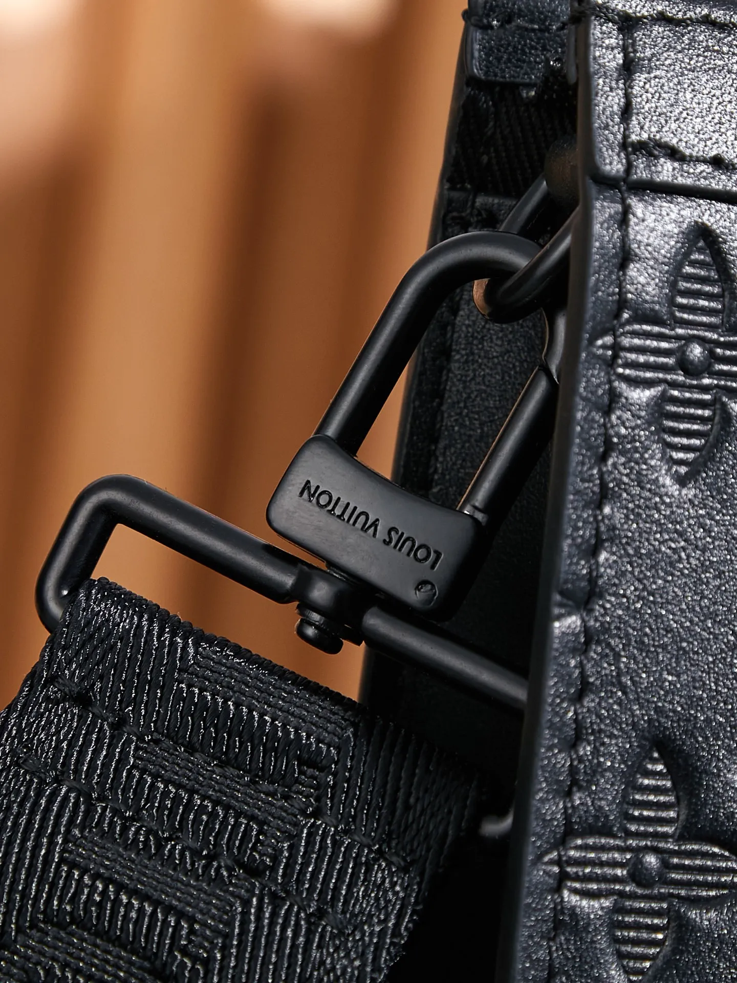 P¥620👉nfc dynamic chip version👈 [Top-level inspection-free all-steel hardware] Real development details Model M81124 embossed Gaston Wearable Wallet handbag was born out of the Pochette Voyage clutch. It is cut into a suitable size with Monogram Shadow leather and can accommodate mobile phones and other travel needs. The removable and adjustable shoulder strap features a removable card holder, ideal for holding contactless payment devices or transit cards. 81115 Dimensions: 22 x 14.5 x 4.5 cm