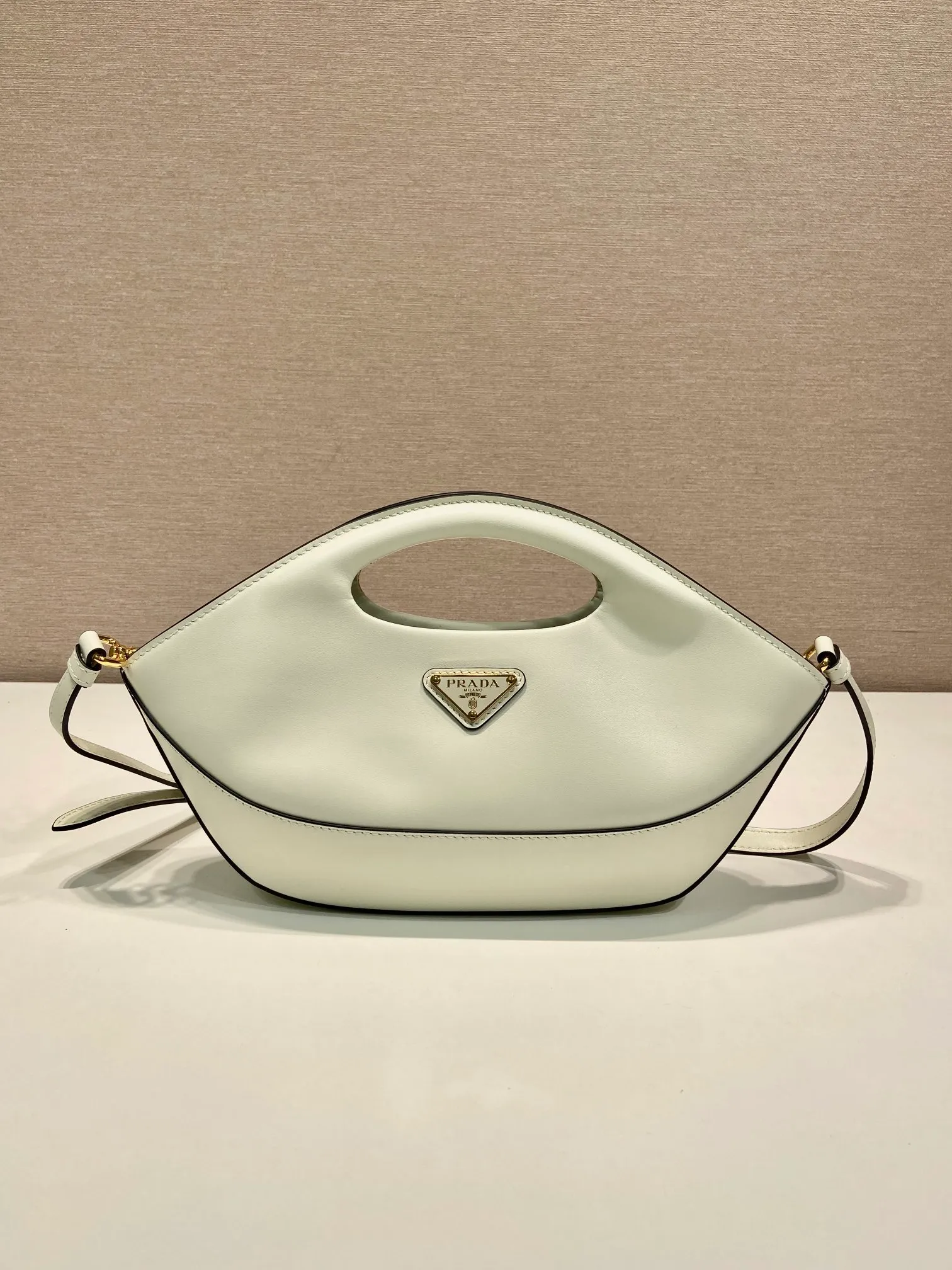 💰1500🎉New dumpling bag🎉1BA421 new style🎉 🎉 This dumpling bag is made of imported calfskin with imported sheepskin inside. Top-quality hardware, equipped with a detachable and adjustable long shoulder strap, and can be carried by hand. The upper body effect is very beautiful, fashionable and unique, babies, hurry up and get it🎉🎉Length 30x Height 20x Bottom 5cm🎉🎉