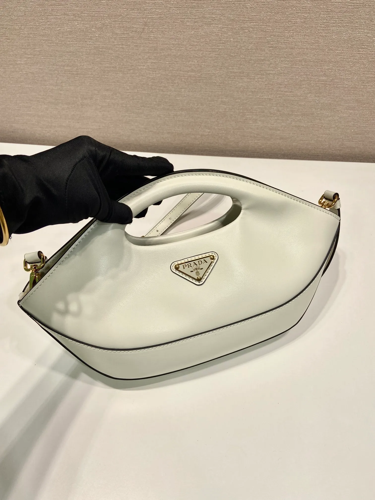 💰1500🎉New dumpling bag🎉1BA421 new style🎉 🎉 This dumpling bag is made of imported calfskin with imported sheepskin inside. Top-quality hardware, equipped with a detachable and adjustable long shoulder strap, and can be carried by hand. The upper body effect is very beautiful, fashionable and unique, babies, hurry up and get it🎉🎉Length 30x Height 20x Bottom 5cm🎉🎉