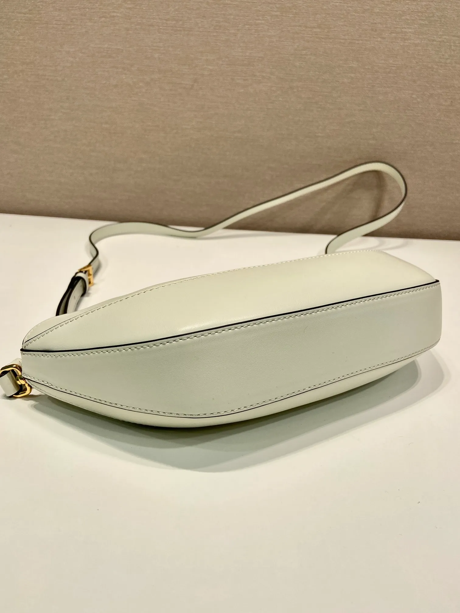 💰1500🎉New dumpling bag🎉1BA421 new style🎉 🎉 This dumpling bag is made of imported calfskin with imported sheepskin inside. Top-quality hardware, equipped with a detachable and adjustable long shoulder strap, and can be carried by hand. The upper body effect is very beautiful, fashionable and unique, babies, hurry up and get it🎉🎉Length 30x Height 20x Bottom 5cm🎉🎉