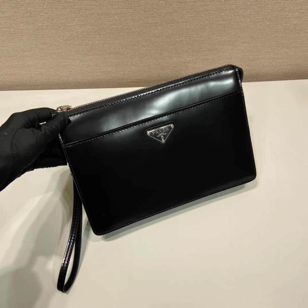 💰1120🎉Glossy Clutch🎉2VF032🎉🎉 This compact men's handbag is crafted in glossy leather and features a removable leather wrist strap. Vintage glossy leather is the brand's signature material, zipper closure, two external pockets with magnetic closure and interior card slots. Practical and fashionable, get it now🎉🎉 Length 25x Height 17x Bottom 4cm