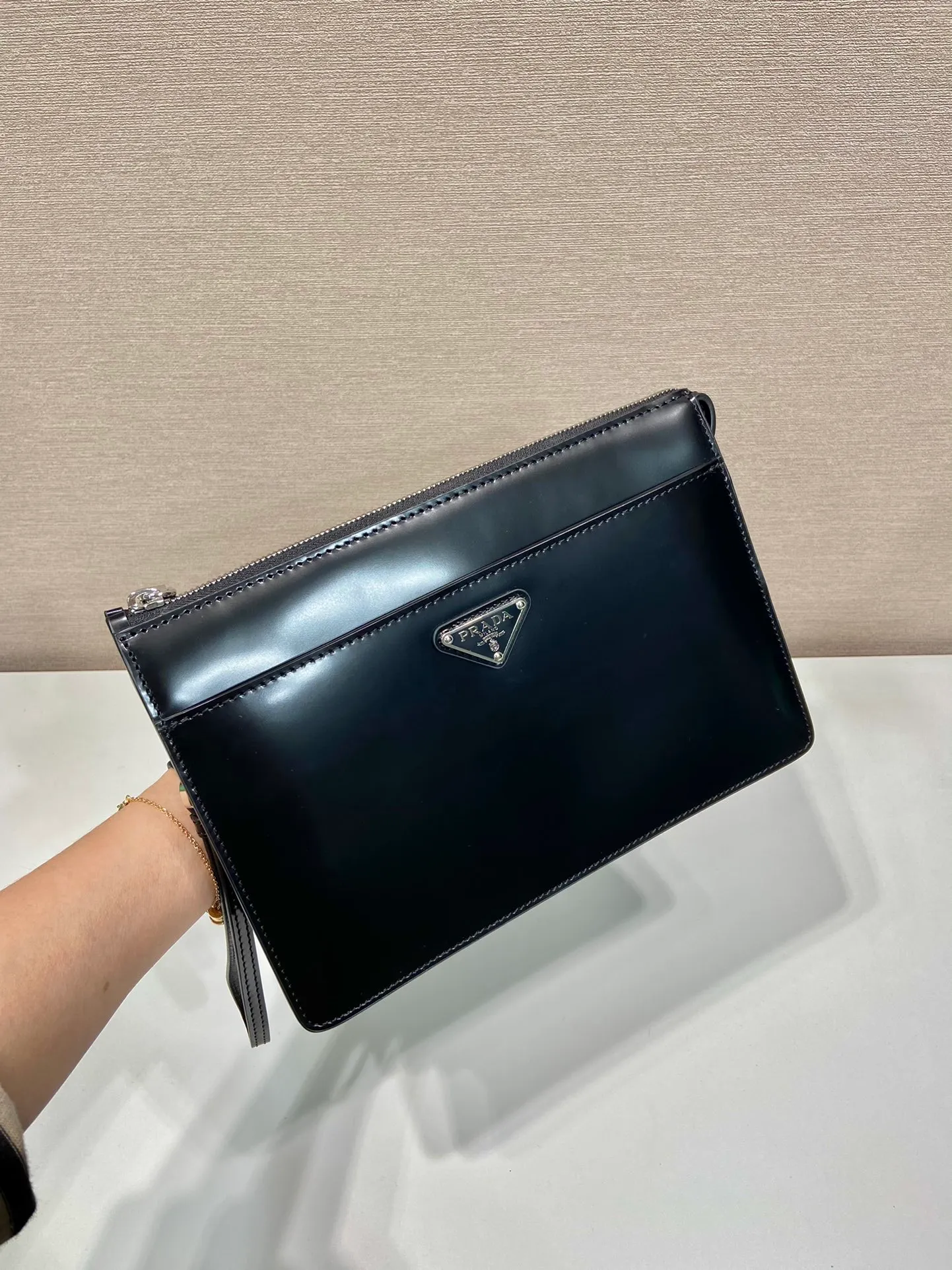 💰1120🎉Glossy Clutch🎉2VF032🎉🎉 This compact men's handbag is crafted in glossy leather and features a removable leather wrist strap. Vintage glossy leather is the brand's signature material, zipper closure, two external pockets with magnetic closure and interior card slots. Practical and fashionable, get it now🎉🎉 Length 25x Height 17x Bottom 4cm