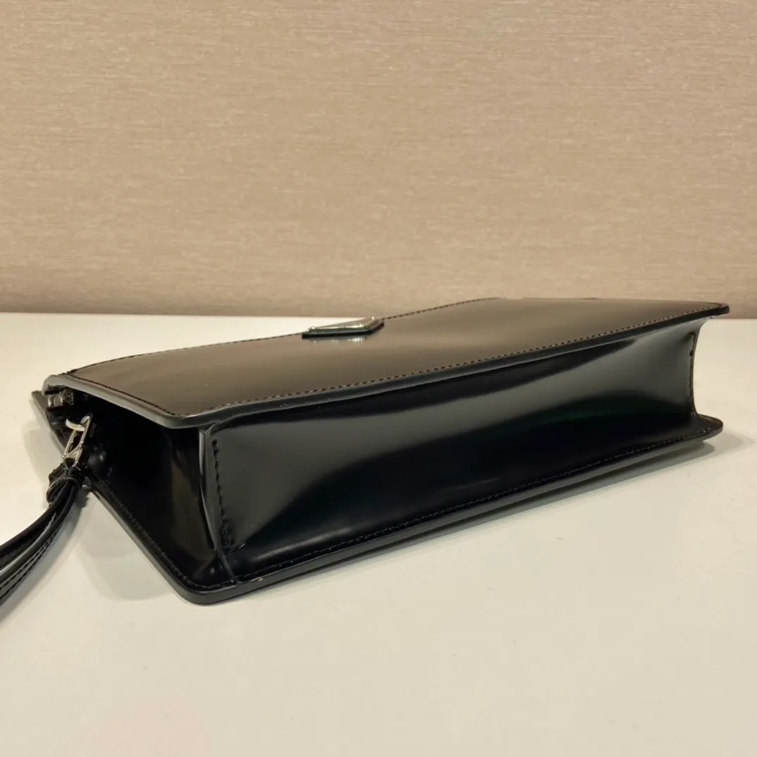 💰1120🎉Glossy Clutch🎉2VF032🎉🎉 This compact men's handbag is crafted in glossy leather and features a removable leather wrist strap. Vintage glossy leather is the brand's signature material, zipper closure, two external pockets with magnetic closure and interior card slots. Practical and fashionable, get it now🎉🎉 Length 25x Height 17x Bottom 4cm