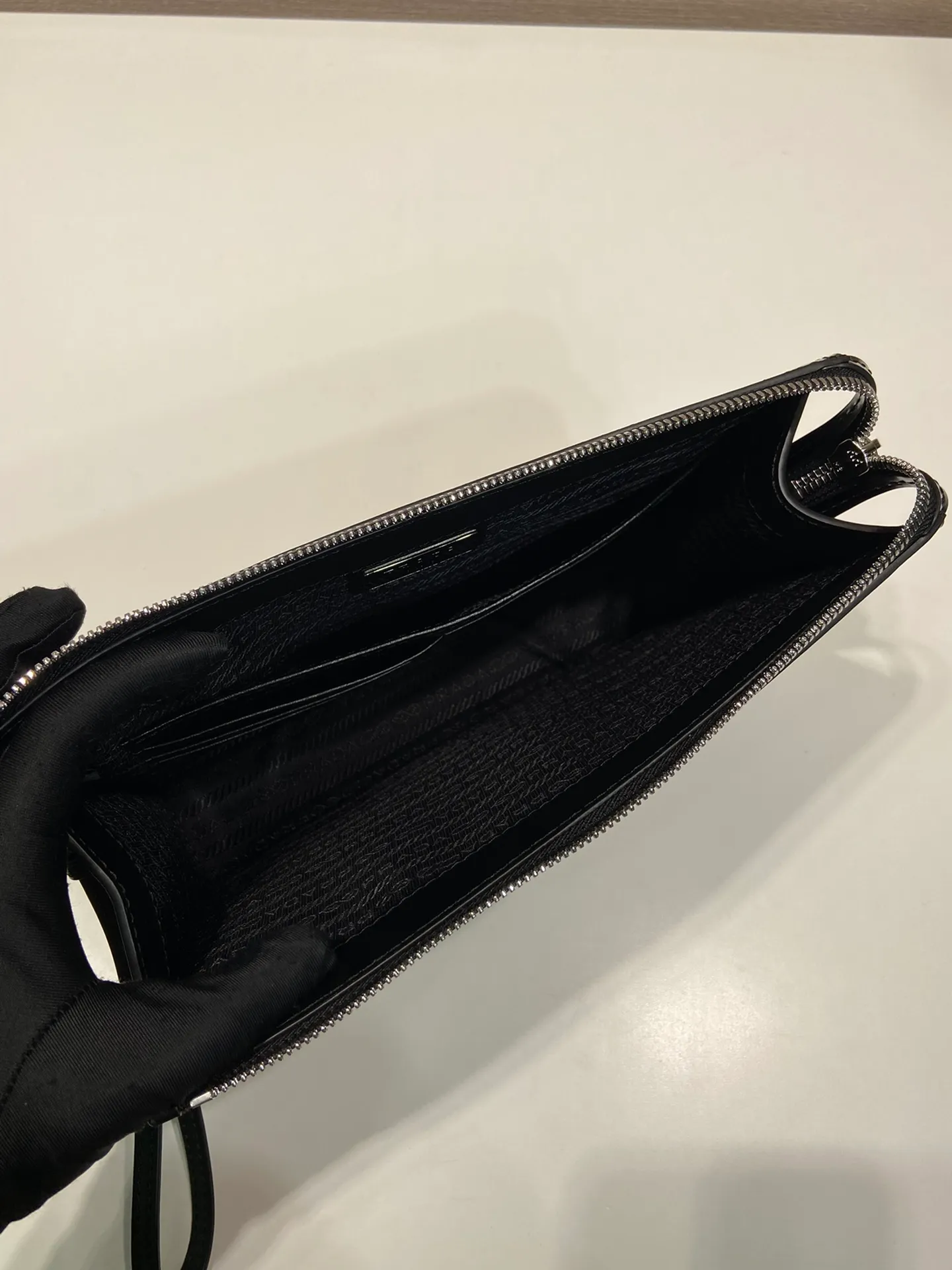 💰1120🎉Glossy Clutch🎉2VF032🎉🎉 This compact men's handbag is crafted in glossy leather and features a removable leather wrist strap. Vintage glossy leather is the brand's signature material, zipper closure, two external pockets with magnetic closure and interior card slots. Practical and fashionable, get it now🎉🎉 Length 25x Height 17x Bottom 4cm