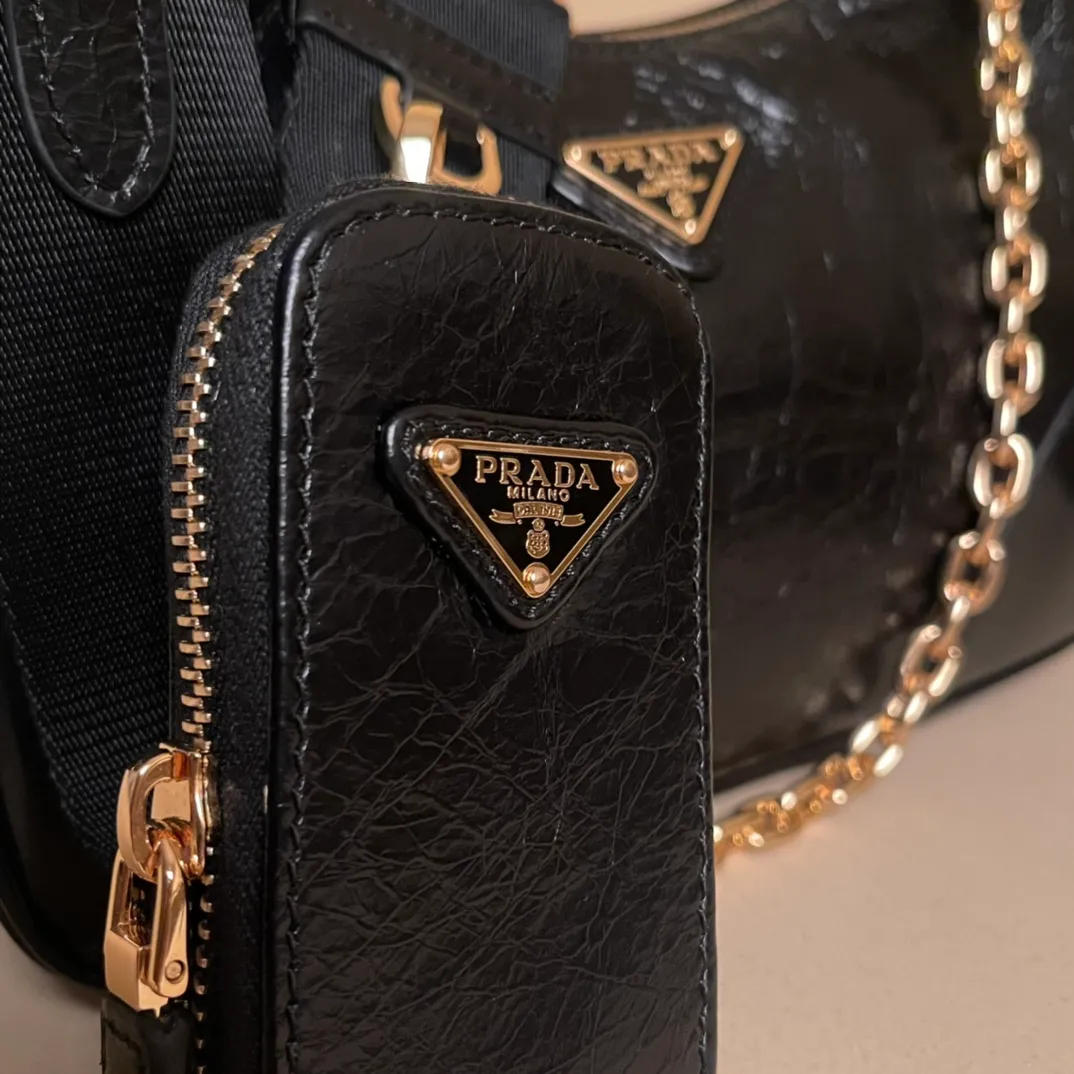 💰1300【Oil wax leather】𝙋𝙍𝘼𝘿𝘼 Retro new three-in-one shoulder bag that reproduces the iconic style of 2005. Condensing Prada's design code into refined and universal silhouettes, creating a dialogue between past and present styles. Adjustable shoulder strap, metal parts, detachable key ring, exquisite and simple leather items. The triangular logo in enameled metal exudes iconic appeal. Retro and straightforward, bold and avant-garde full of rock and roll flavor 1BH204 size/22×18×6