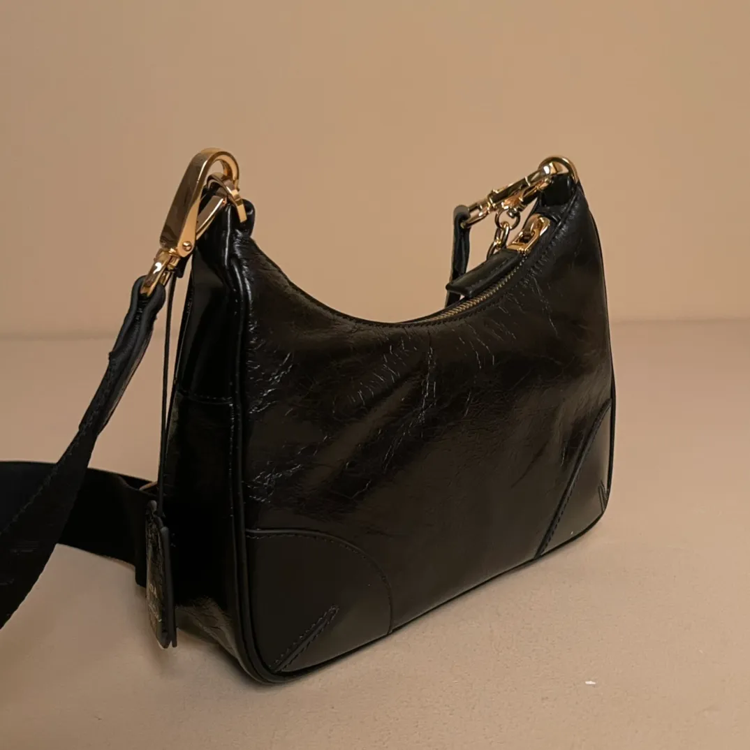 💰1300【Oil wax leather】𝙋𝙍𝘼𝘿𝘼 Retro new three-in-one shoulder bag that reproduces the iconic style of 2005. Condensing Prada's design code into refined and universal silhouettes, creating a dialogue between past and present styles. Adjustable shoulder strap, metal parts, detachable key ring, exquisite and simple leather items. The triangular logo in enameled metal exudes iconic appeal. Retro and straightforward, bold and avant-garde full of rock and roll flavor 1BH204 size/22×18×6