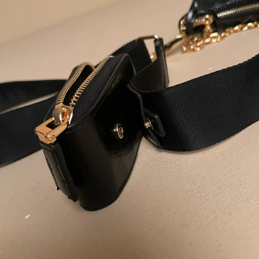 💰1300【Oil wax leather】𝙋𝙍𝘼𝘿𝘼 Retro new three-in-one shoulder bag that reproduces the iconic style of 2005. Condensing Prada's design code into refined and universal silhouettes, creating a dialogue between past and present styles. Adjustable shoulder strap, metal parts, detachable key ring, exquisite and simple leather items. The triangular logo in enameled metal exudes iconic appeal. Retro and straightforward, bold and avant-garde full of rock and roll flavor 1BH204 size/22×18×6
