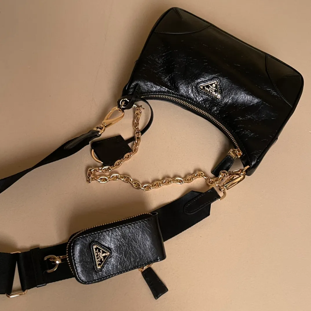 💰1300【Oil wax leather】𝙋𝙍𝘼𝘿𝘼 Retro new three-in-one shoulder bag that reproduces the iconic style of 2005. Condensing Prada's design code into refined and universal silhouettes, creating a dialogue between past and present styles. Adjustable shoulder strap, metal parts, detachable key ring, exquisite and simple leather items. The triangular logo in enameled metal exudes iconic appeal. Retro and straightforward, bold and avant-garde full of rock and roll flavor 1BH204 size/22×18×6