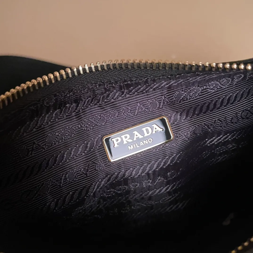 💰1300【Oil wax leather】𝙋𝙍𝘼𝘿𝘼 Retro new three-in-one shoulder bag that reproduces the iconic style of 2005. Condensing Prada's design code into refined and universal silhouettes, creating a dialogue between past and present styles. Adjustable shoulder strap, metal parts, detachable key ring, exquisite and simple leather items. The triangular logo in enameled metal exudes iconic appeal. Retro and straightforward, bold and avant-garde full of rock and roll flavor 1BH204 size/22×18×6