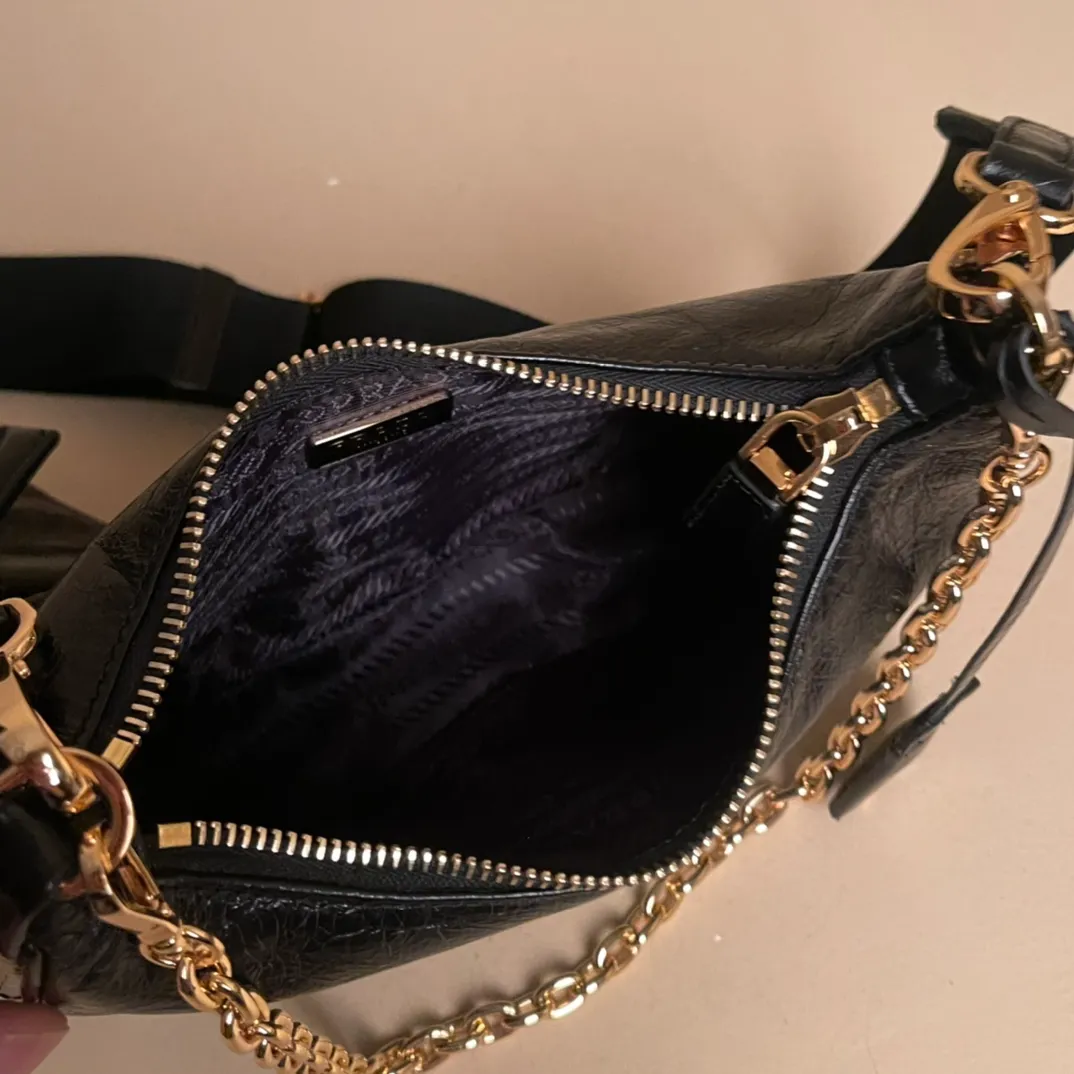 💰1300【Oil wax leather】𝙋𝙍𝘼𝘿𝘼 Retro new three-in-one shoulder bag that reproduces the iconic style of 2005. Condensing Prada's design code into refined and universal silhouettes, creating a dialogue between past and present styles. Adjustable shoulder strap, metal parts, detachable key ring, exquisite and simple leather items. The triangular logo in enameled metal exudes iconic appeal. Retro and straightforward, bold and avant-garde full of rock and roll flavor 1BH204 size/22×18×6