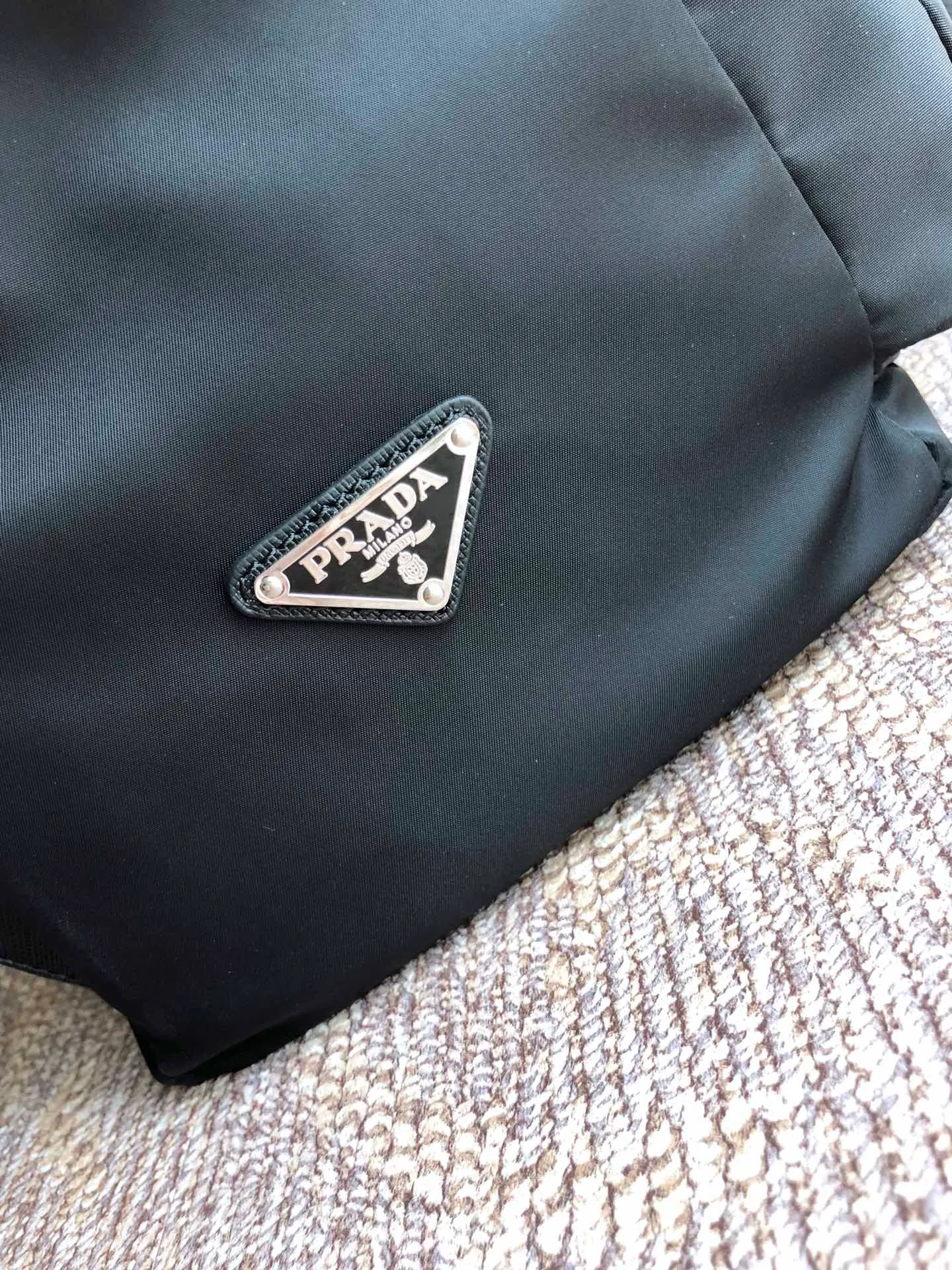 💰1260, the classic 2Vl066 black has arrived👏🏻👏🏻👏🏻, fully upgraded from the original item✔️✔️, using imported parachute fabric + top-grade hardware, 175 OEM code, unisex, lightweight and fashionable, length 29 幂 height 40 bottom 17cm👌👌👌