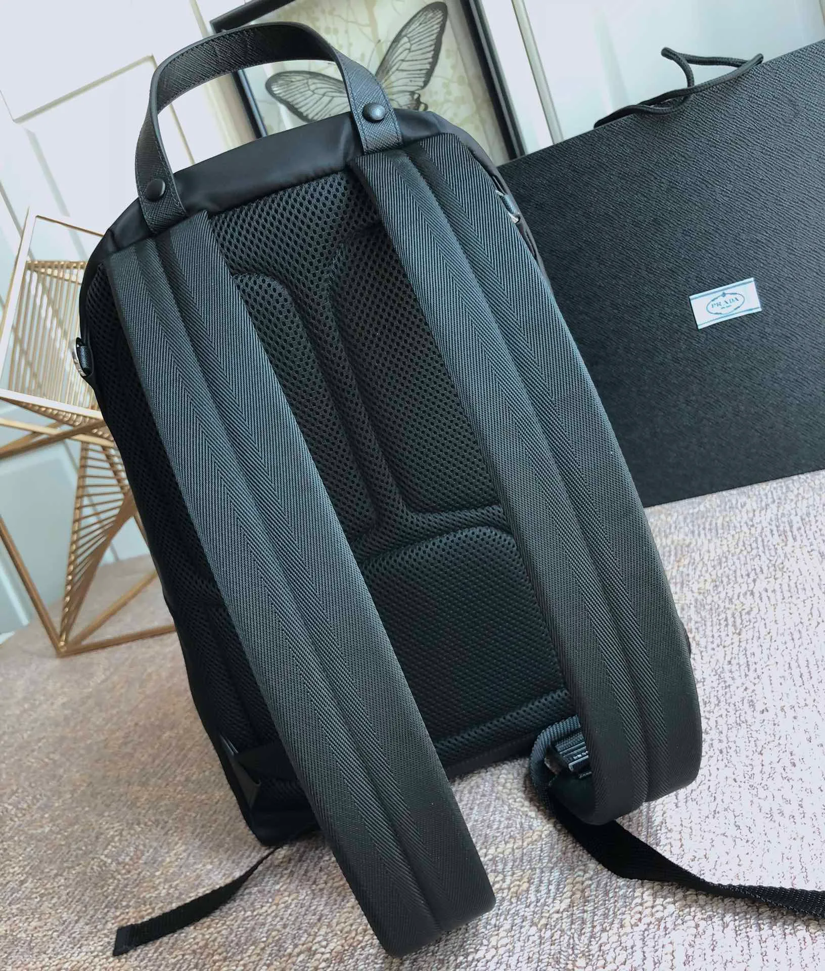 💰1260, the classic 2Vl066 black has arrived👏🏻👏🏻👏🏻, fully upgraded from the original item✔️✔️, using imported parachute fabric + top-grade hardware, 175 OEM code, unisex, lightweight and fashionable, length 29 幂 height 40 bottom 17cm👌👌👌