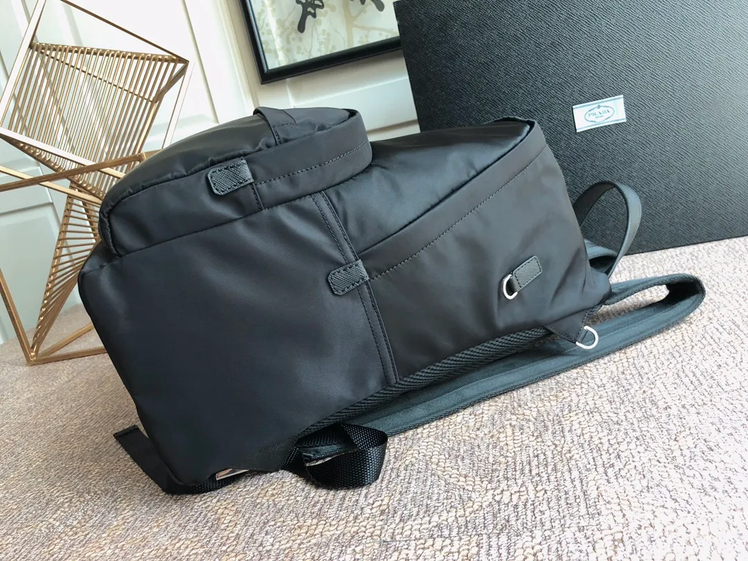 💰1260, the classic 2Vl066 black has arrived👏🏻👏🏻👏🏻, fully upgraded from the original item✔️✔️, using imported parachute fabric + top-grade hardware, 175 OEM code, unisex, lightweight and fashionable, length 29 幂 height 40 bottom 17cm👌👌👌