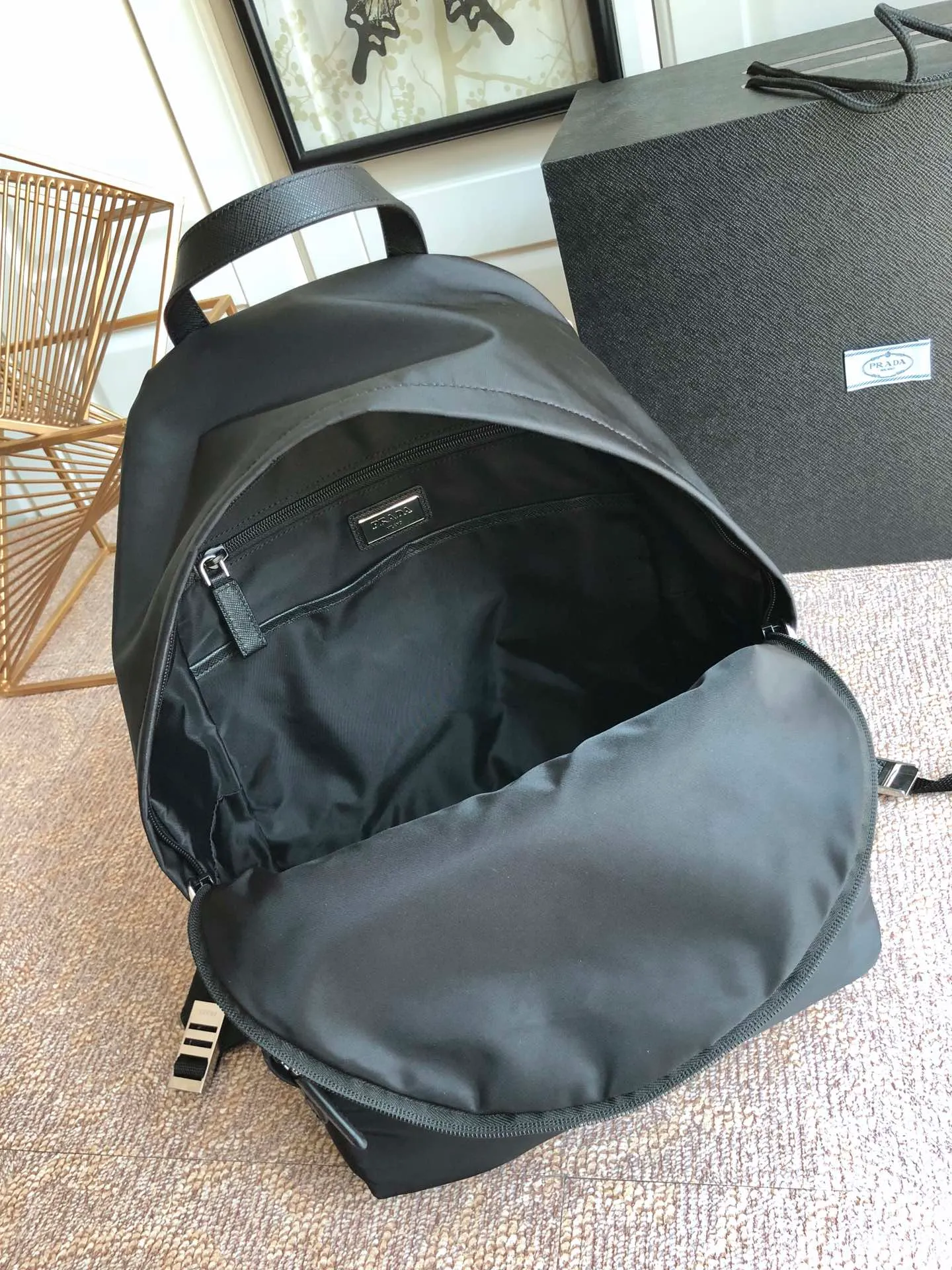 💰1260, the classic 2Vl066 black has arrived👏🏻👏🏻👏🏻, fully upgraded from the original item✔️✔️, using imported parachute fabric + top-grade hardware, 175 OEM code, unisex, lightweight and fashionable, length 29 幂 height 40 bottom 17cm👌👌👌