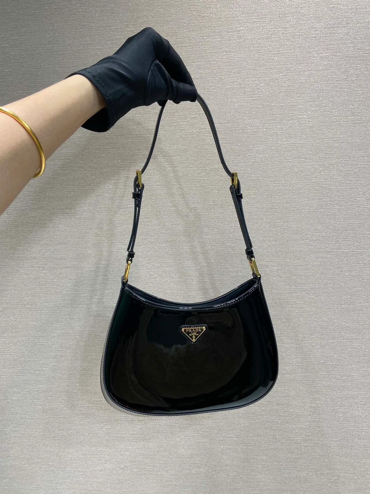 💰1260🎉Patent Leather Armpit Bag🎉🎉1BC169 Patent Leather🎉🎉 This Cheo shoulder bag is made of imported patent leather and is equipped with 2 interchangeable leather shoulder straps for easy shoulder/cross-body design, giving it a refined charm. The special-shaped bag design is cool and fashionable. It has enough capacity and can be packed easily. It’s perfect🎉If you like babies, hurry up and get it🎉🎉Another popular style that will never go out of style🎉🎉 Length 22x Height 18.5x Bottom 4.5cm🎉🎉🎉