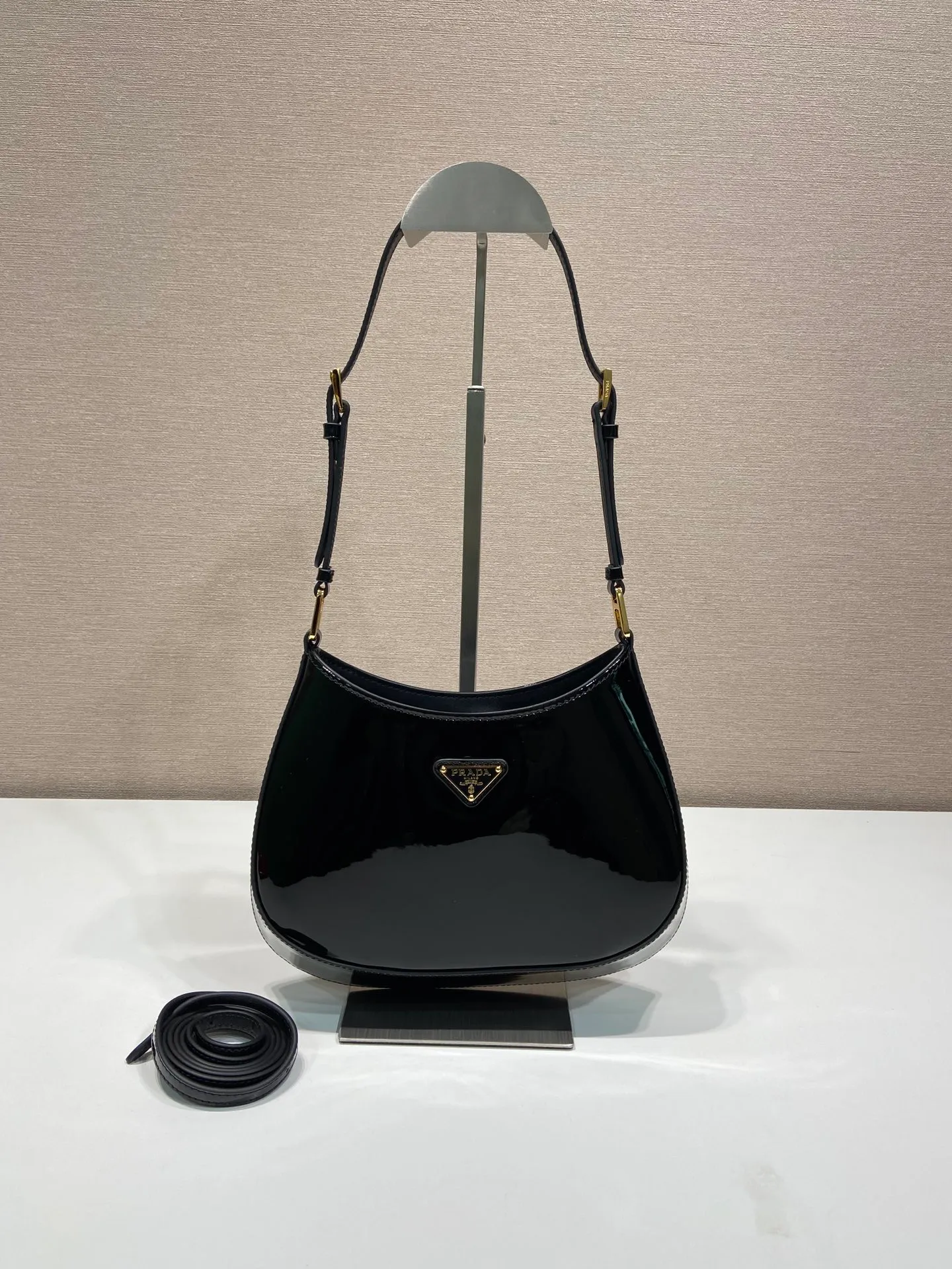 💰1260🎉Patent Leather Armpit Bag🎉🎉1BC169 Patent Leather🎉🎉 This Cheo shoulder bag is made of imported patent leather and is equipped with 2 interchangeable leather shoulder straps for easy shoulder/cross-body design, giving it a refined charm. The special-shaped bag design is cool and fashionable. It has enough capacity and can be packed easily. It’s perfect🎉If you like babies, hurry up and get it🎉🎉Another popular style that will never go out of style🎉🎉 Length 22x Height 18.5x Bottom 4.5cm🎉🎉🎉