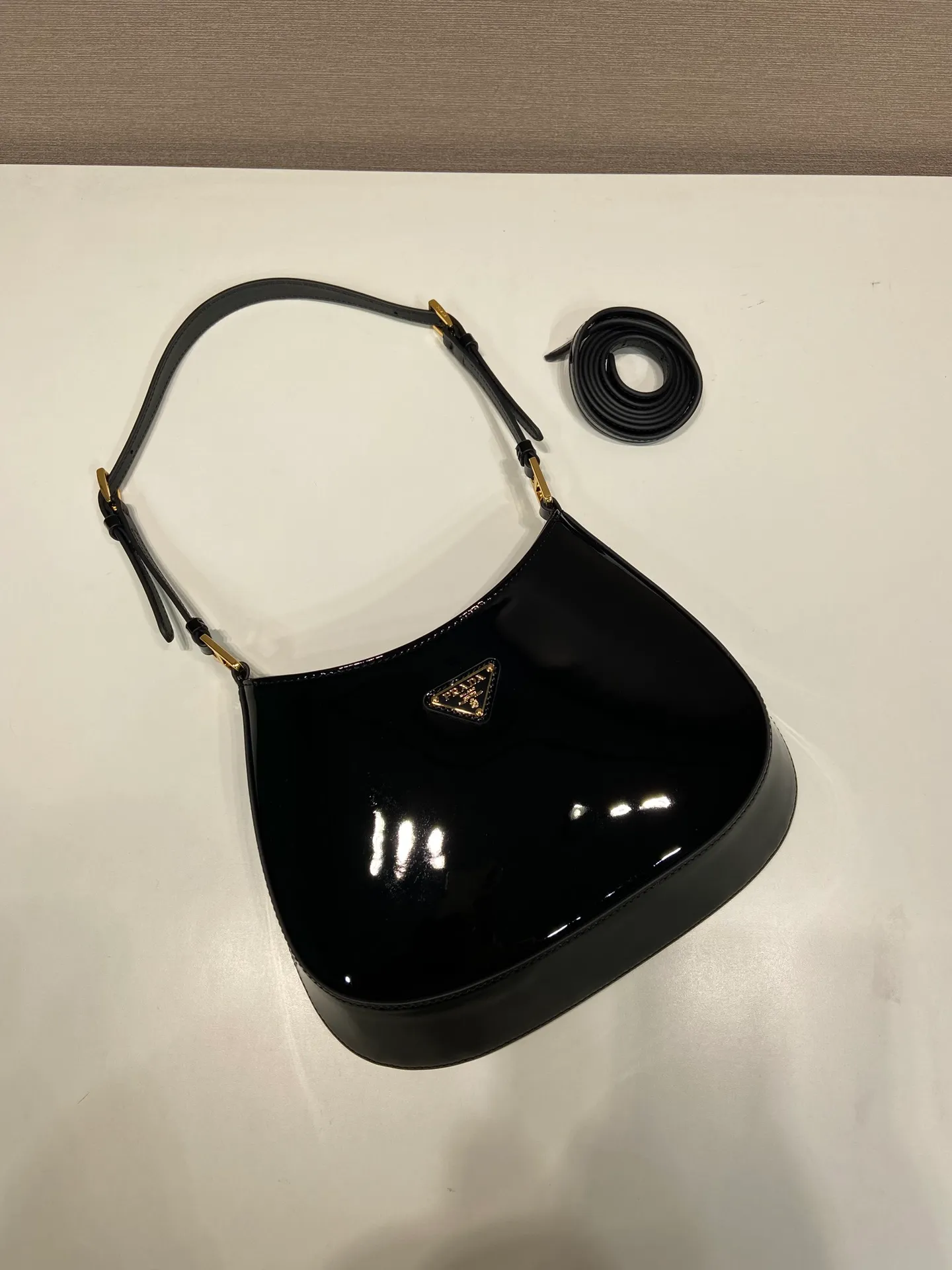 💰1260🎉Patent Leather Armpit Bag🎉🎉1BC169 Patent Leather🎉🎉 This Cheo shoulder bag is made of imported patent leather and is equipped with 2 interchangeable leather shoulder straps for easy shoulder/cross-body design, giving it a refined charm. The special-shaped bag design is cool and fashionable. It has enough capacity and can be packed easily. It’s perfect🎉If you like babies, hurry up and get it🎉🎉Another popular style that will never go out of style🎉🎉 Length 22x Height 18.5x Bottom 4.5cm🎉🎉🎉