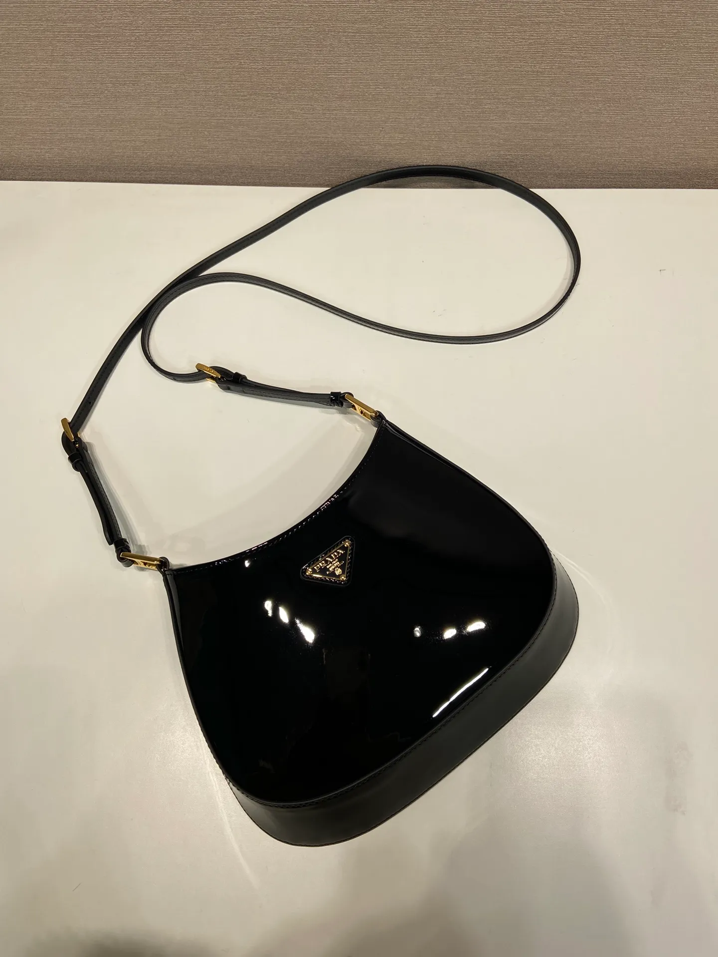 💰1260🎉Patent Leather Armpit Bag🎉🎉1BC169 Patent Leather🎉🎉 This Cheo shoulder bag is made of imported patent leather and is equipped with 2 interchangeable leather shoulder straps for easy shoulder/cross-body design, giving it a refined charm. The special-shaped bag design is cool and fashionable. It has enough capacity and can be packed easily. It’s perfect🎉If you like babies, hurry up and get it🎉🎉Another popular style that will never go out of style🎉🎉 Length 22x Height 18.5x Bottom 4.5cm🎉🎉🎉