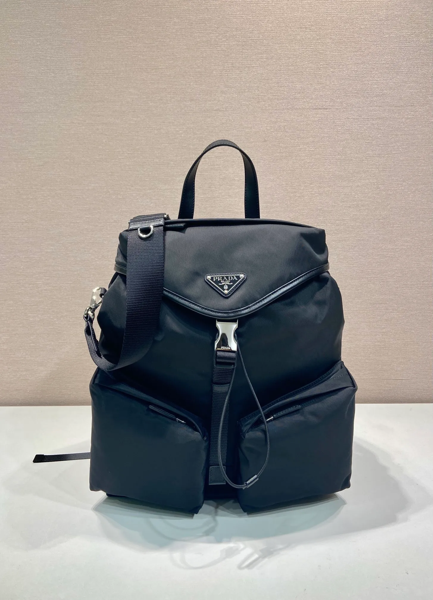 💰1600🎉New catwalk model🎉2VZ111 small shoulder/shoulder bag🎉🎉 This catwalk style backpack is made of imported nylon fabric, calfskin and top-grade hardware. It has a front buckle/flap and 2 pocket design. It is equipped with a detachable nylon shoulder strap. The back can be carried on both shoulders and inserted into a trolley case. It has many compartments and a lot of space. It is no problem for daily carrying and business trips. It is fashionable and practical. Get it now. Unisex model👏👏 🎉🎉🎉👏👏👏 Length 30x Height 38x Bottom 17cm🎉🎉🎉👏👏👏