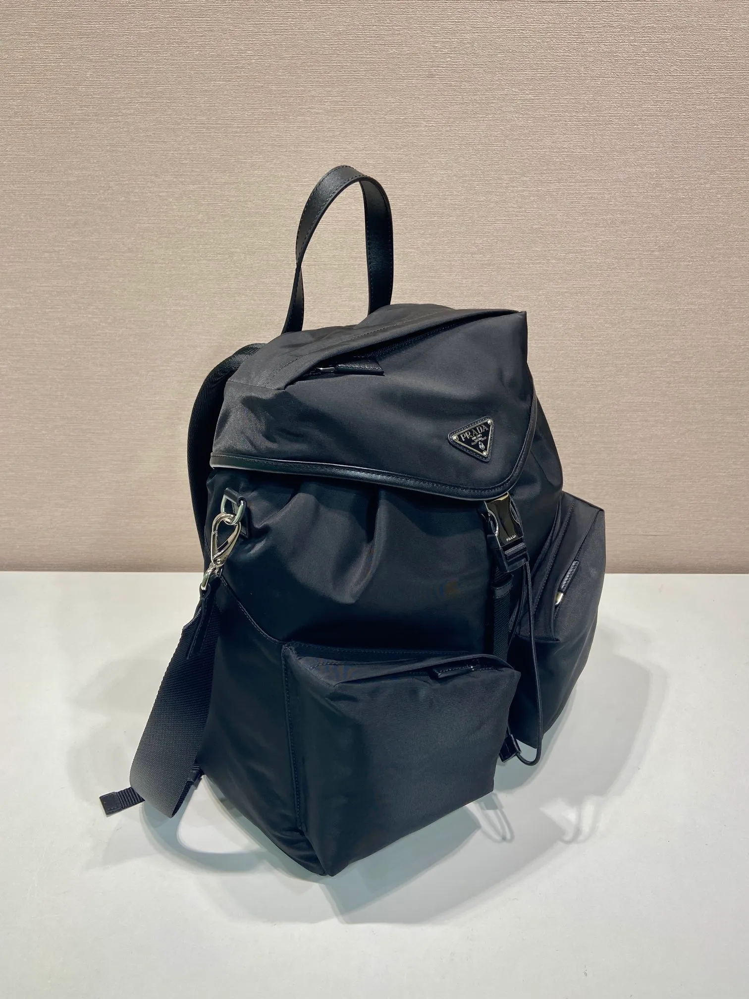 💰1600🎉New catwalk model🎉2VZ111 small shoulder/shoulder bag🎉🎉 This catwalk style backpack is made of imported nylon fabric, calfskin and top-grade hardware. It has a front buckle/flap and 2 pocket design. It is equipped with a detachable nylon shoulder strap. The back can be carried on both shoulders and inserted into a trolley case. It has many compartments and a lot of space. It is no problem for daily carrying and business trips. It is fashionable and practical. Get it now. Unisex model👏👏 🎉🎉🎉👏👏👏 Length 30x Height 38x Bottom 17cm🎉🎉🎉👏👏👏
