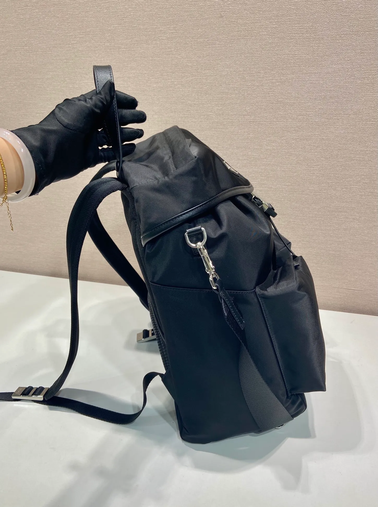 💰1600🎉New catwalk model🎉2VZ111 small shoulder/shoulder bag🎉🎉 This catwalk style backpack is made of imported nylon fabric, calfskin and top-grade hardware. It has a front buckle/flap and 2 pocket design. It is equipped with a detachable nylon shoulder strap. The back can be carried on both shoulders and inserted into a trolley case. It has many compartments and a lot of space. It is no problem for daily carrying and business trips. It is fashionable and practical. Get it now. Unisex model👏👏 🎉🎉🎉👏👏👏 Length 30x Height 38x Bottom 17cm🎉🎉🎉👏👏👏